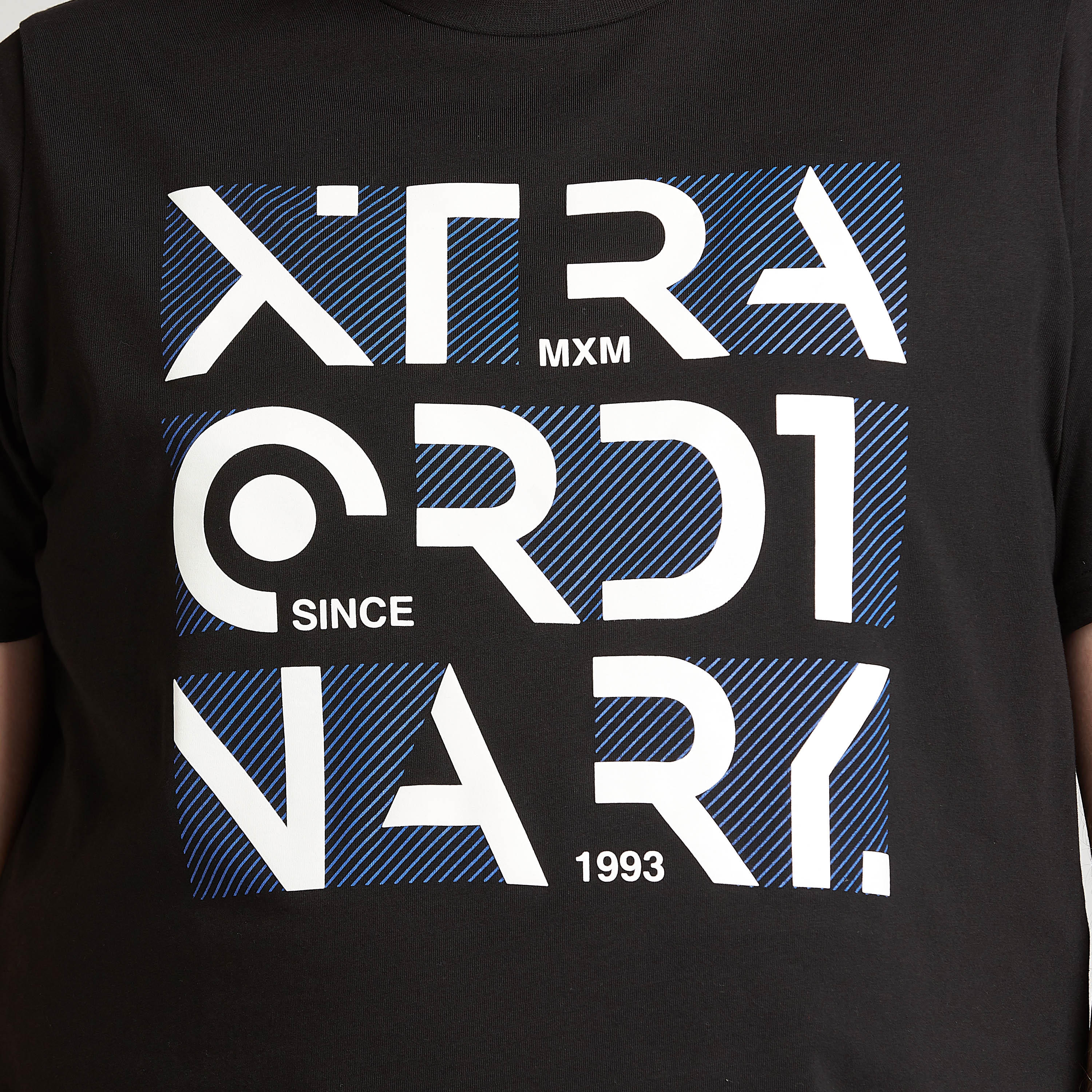 تيشيرت بياقة ضيّقة وأكمام قصيرة وطبعات تايبوجرافيك-men-clothing-tshirtsandpolos-tshirts-image-2