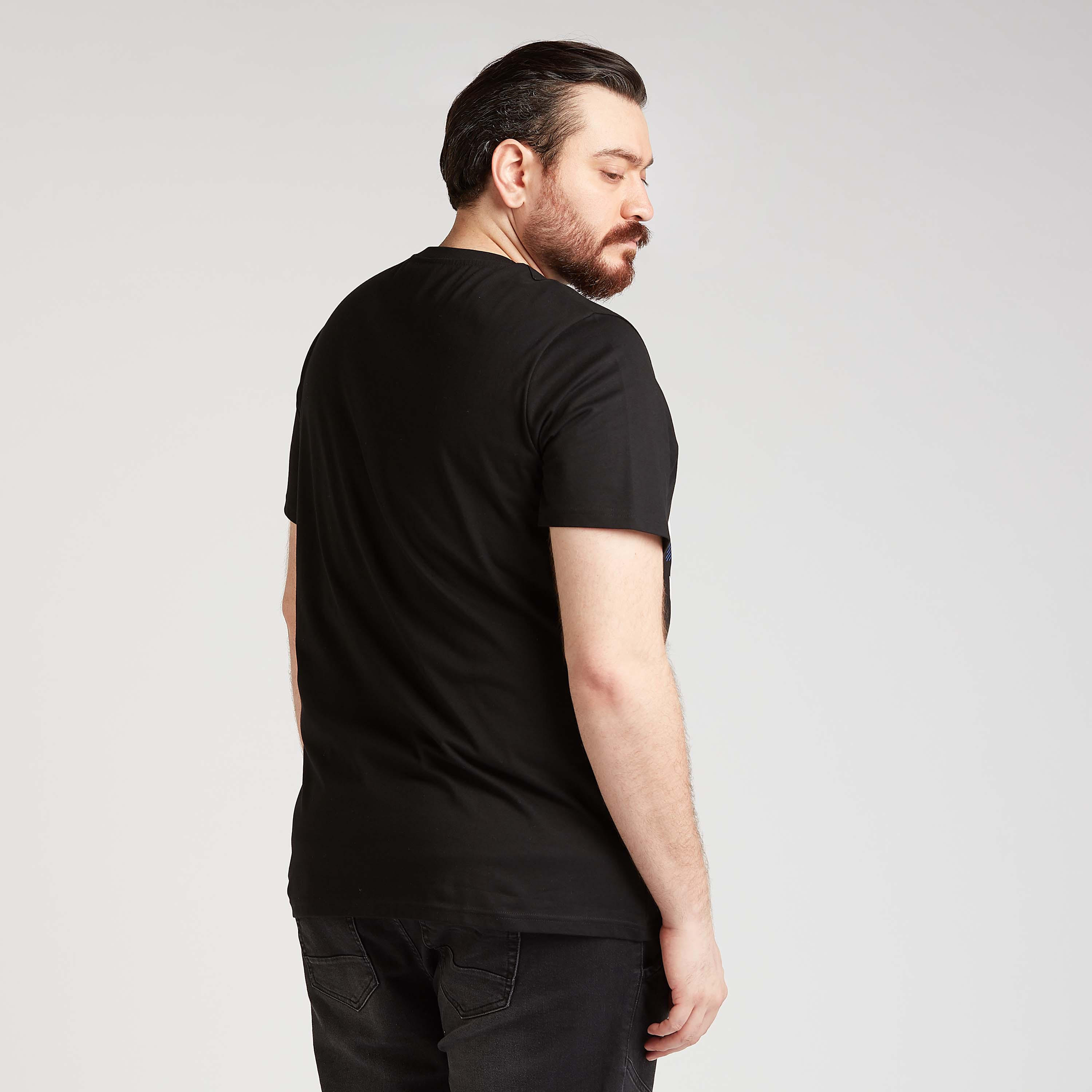 تيشيرت بياقة ضيّقة وأكمام قصيرة وطبعات تايبوجرافيك-men-clothing-tshirtsandpolos-tshirts-image-1