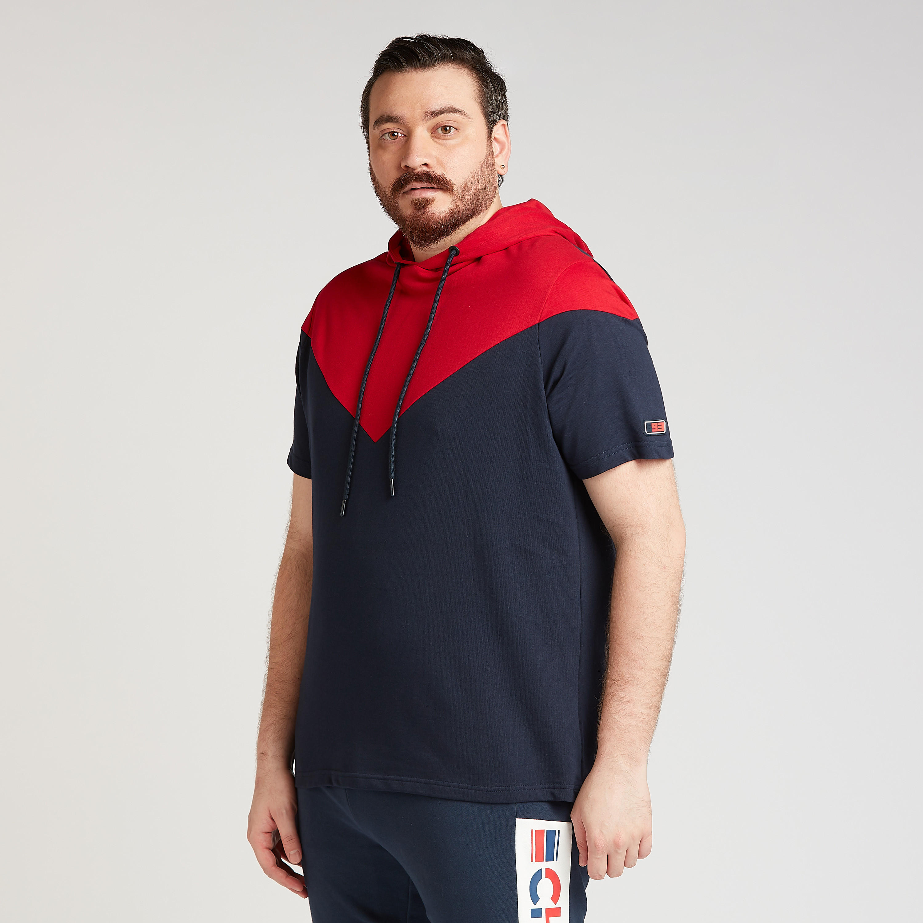 تيشيرت بأكمام قصيرة وقوالب ملونة وقبعة-men-winterwear-hoodiesandsweatshirts-image-1