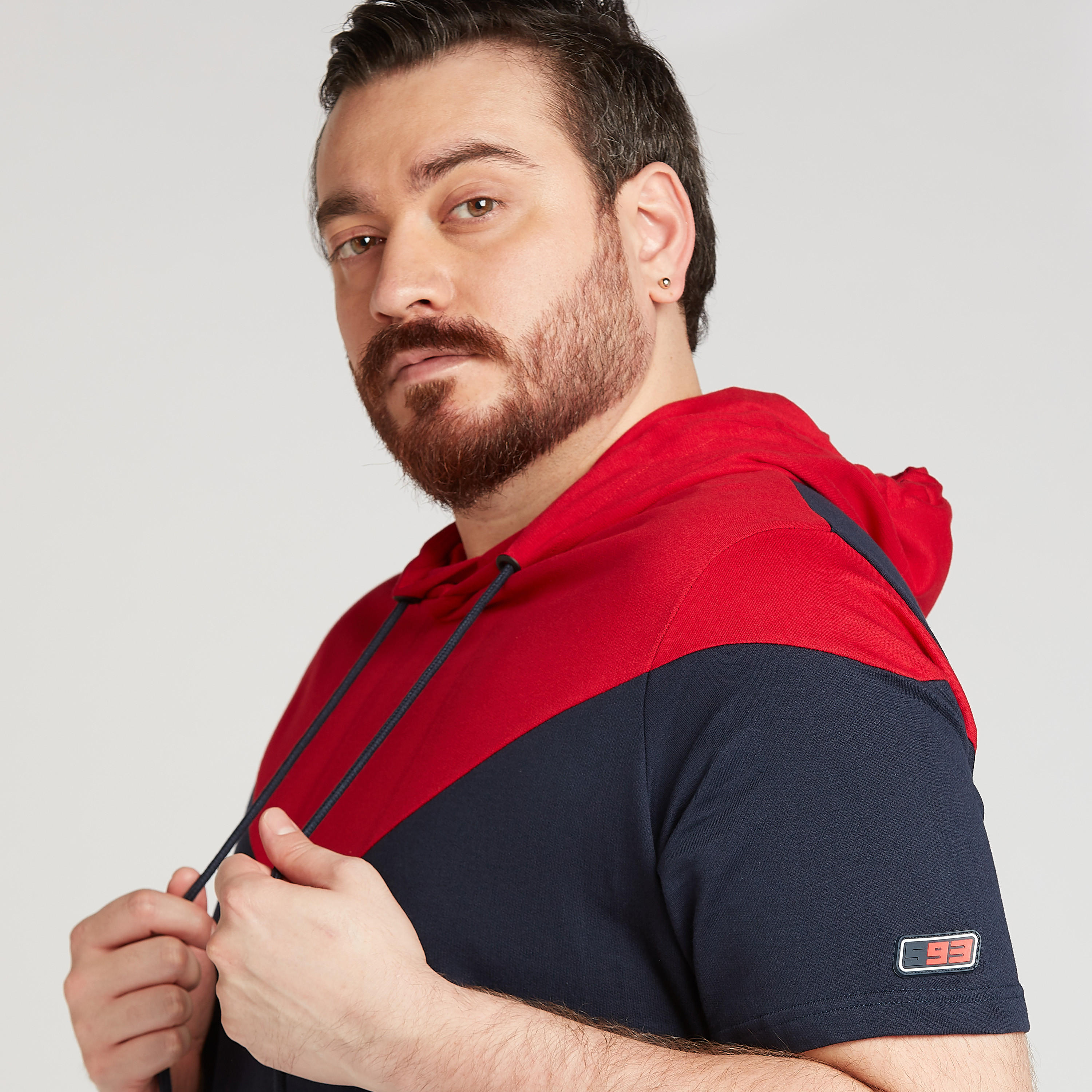 تيشيرت بأكمام قصيرة وقوالب ملونة وقبعة-men-winterwear-hoodiesandsweatshirts-image-3