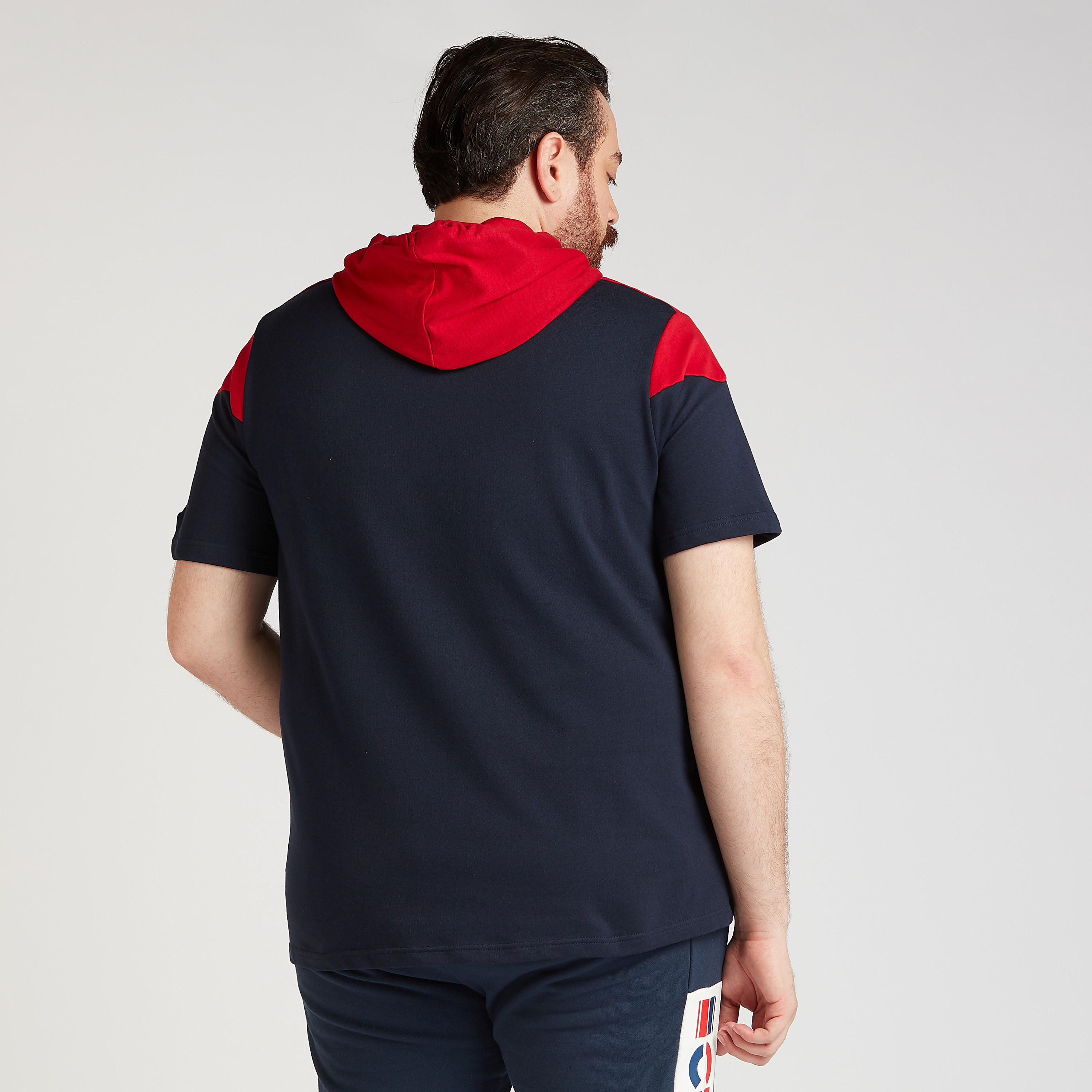 تيشيرت بأكمام قصيرة وقوالب ملونة وقبعة-men-winterwear-hoodiesandsweatshirts-image-4