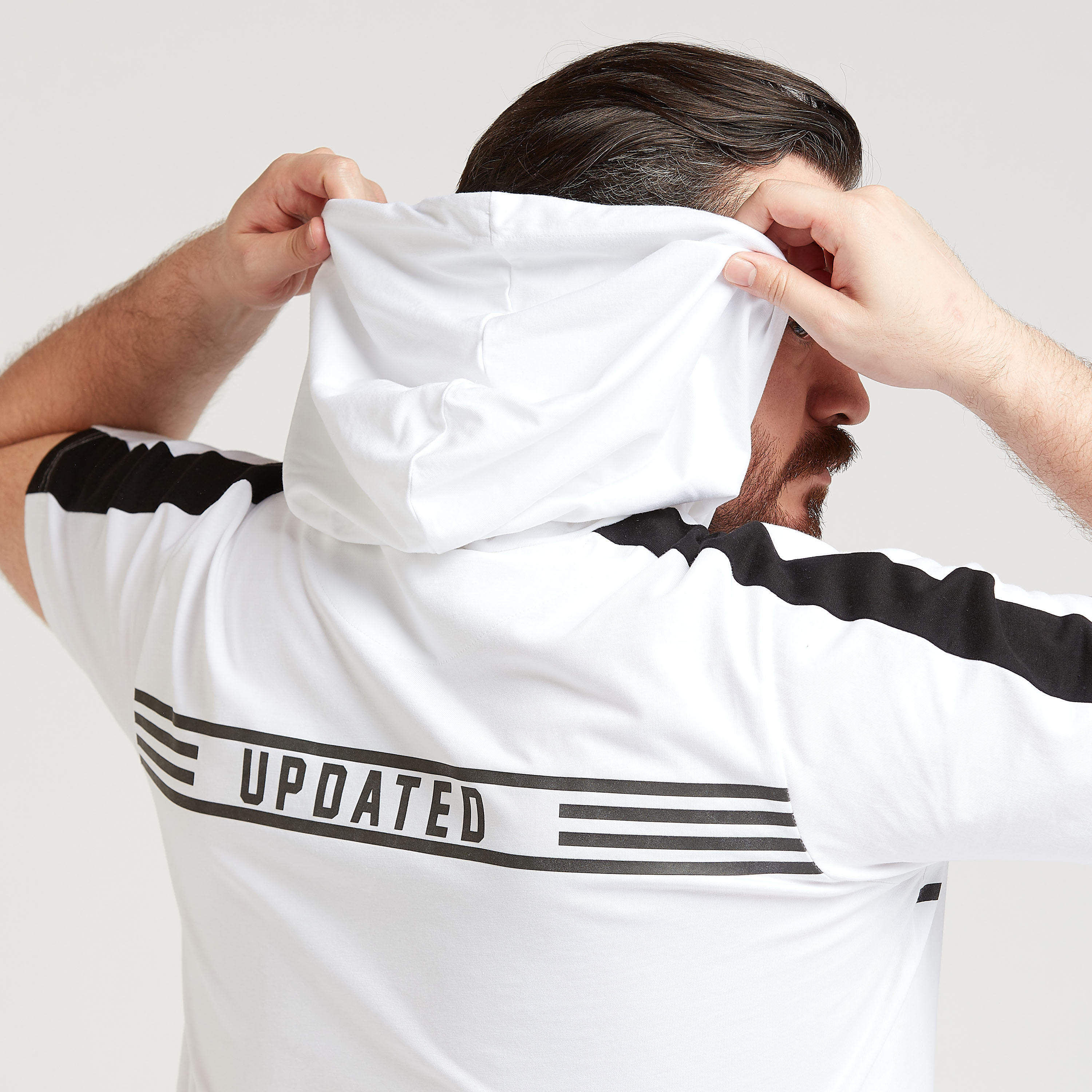 تيشيرت بأكمام قصيرة وتصميم مغاير-men-winterwear-hoodiesandsweatshirts-image-3