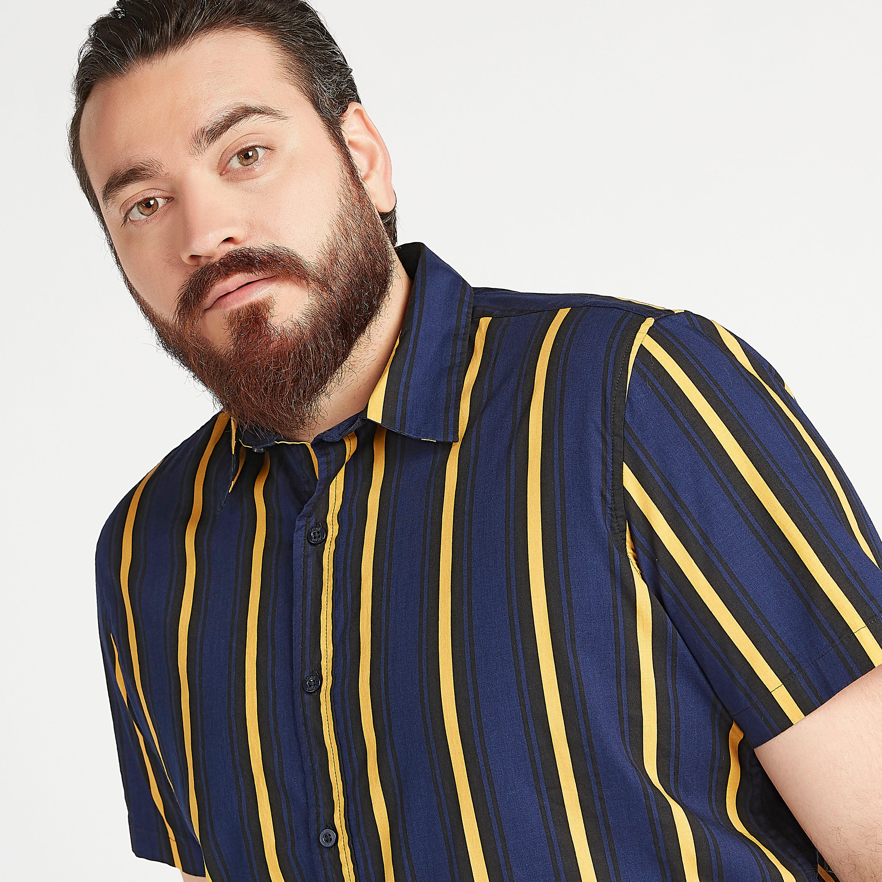 قميص مقلّم بياقة عاديّة وأكمام قصيرة-men-clothing-shirts-image-1