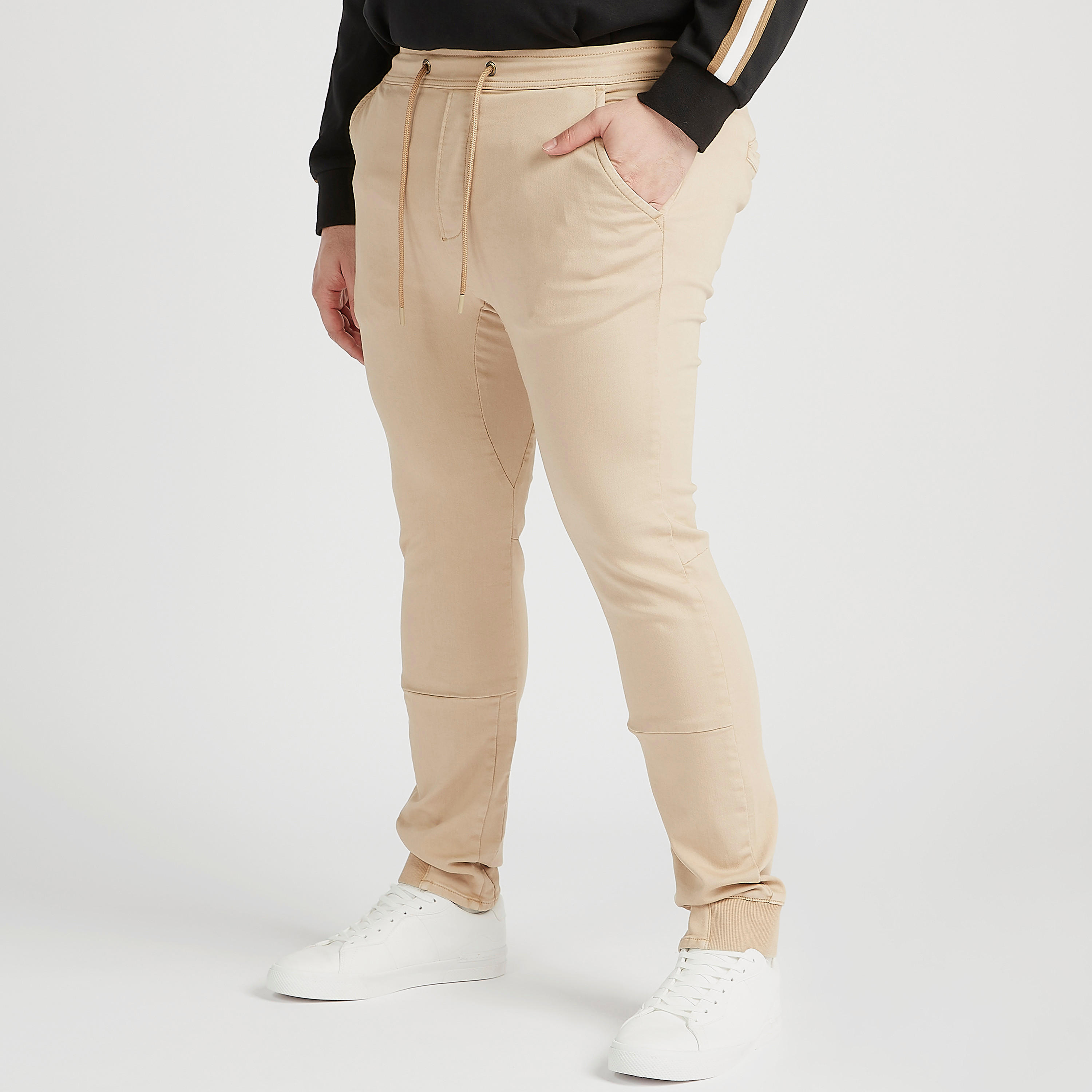 بنطلون مستدام سادة بخصر متوسّط الارتفاع ورباط إغلاق-men-clothing-bottoms-trousersandchinos-trousers-image-4