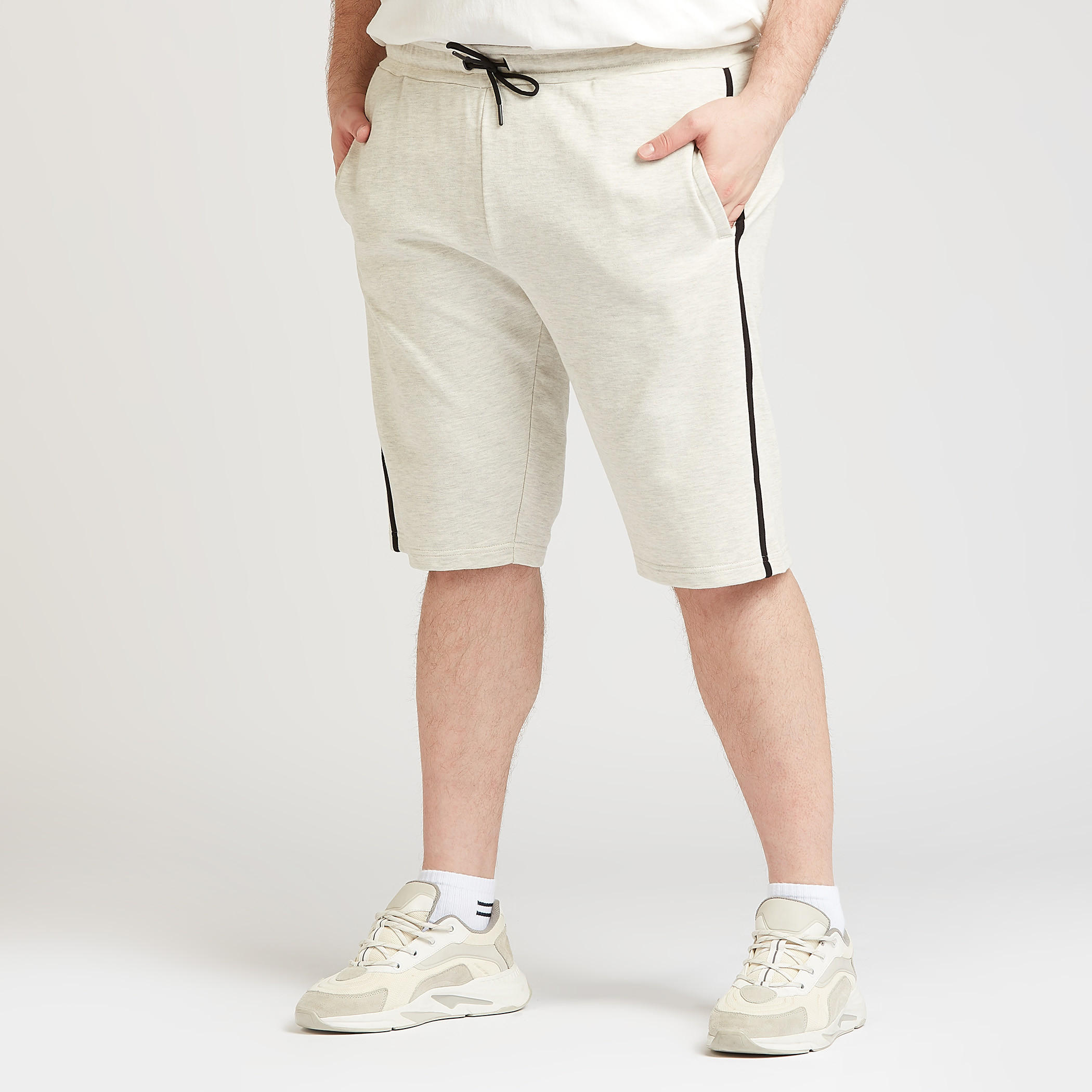 شورت سادة بخصر متوسط الارتفاع ورباط وجيوب-men-clothing-bottoms-shorts-image-5