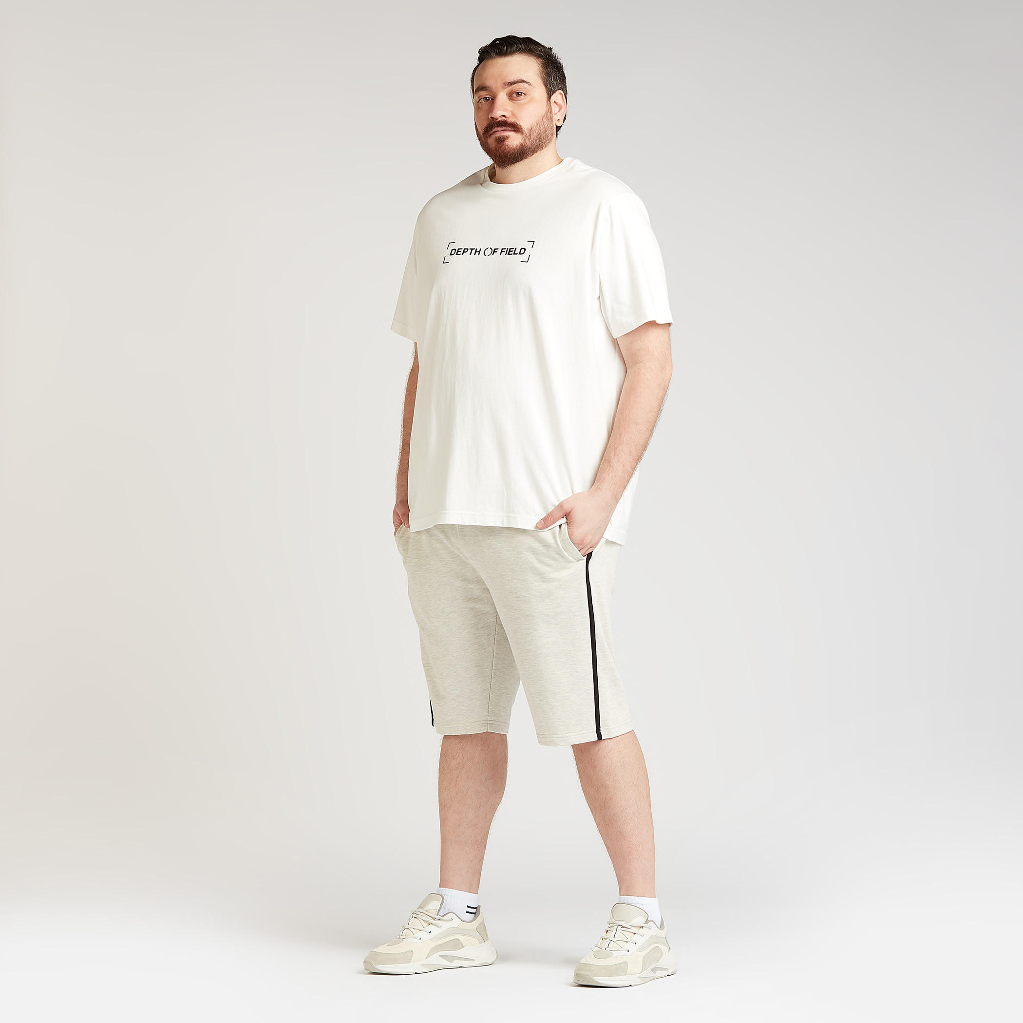 شورت سادة بخصر متوسط الارتفاع ورباط وجيوب-men-clothing-bottoms-shorts-image-4