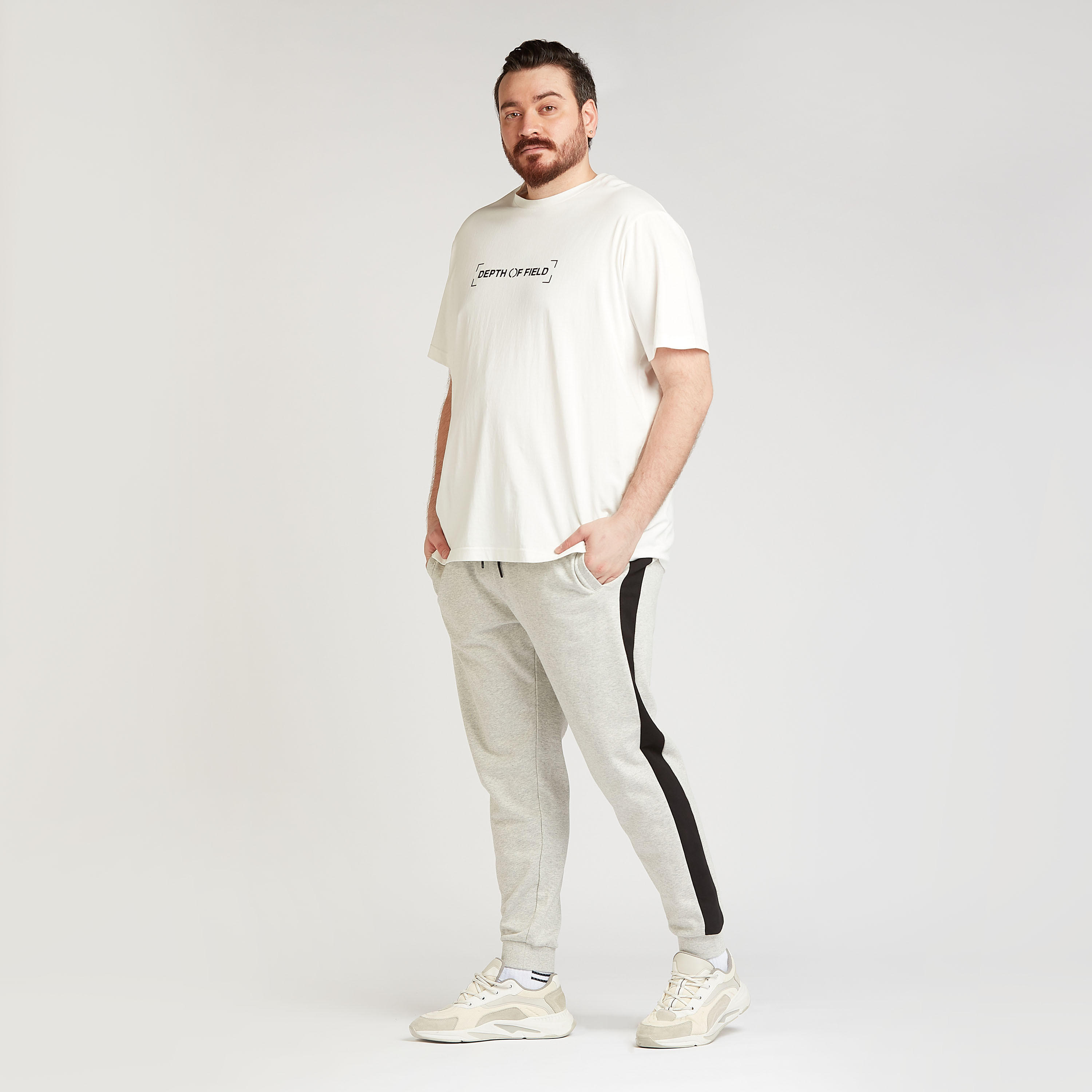 بنطلون رياضي مستدام سادة بخصر متوسّط الارتفاع  ورباط إغلاق وجيوب-men-clothing-bottoms-joggers-image-5