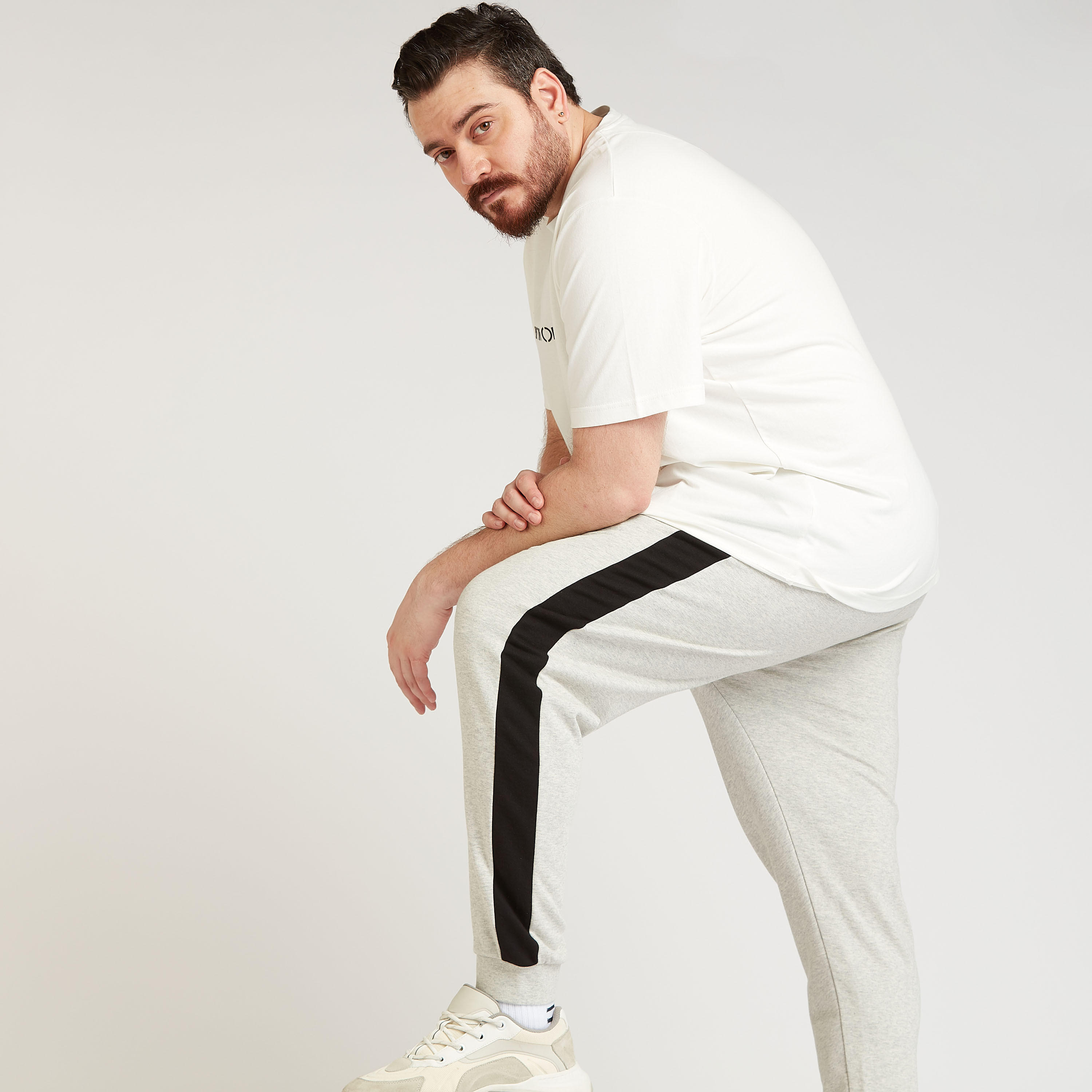 بنطلون رياضي مستدام سادة بخصر متوسّط الارتفاع  ورباط إغلاق وجيوب-men-clothing-bottoms-joggers-image-3