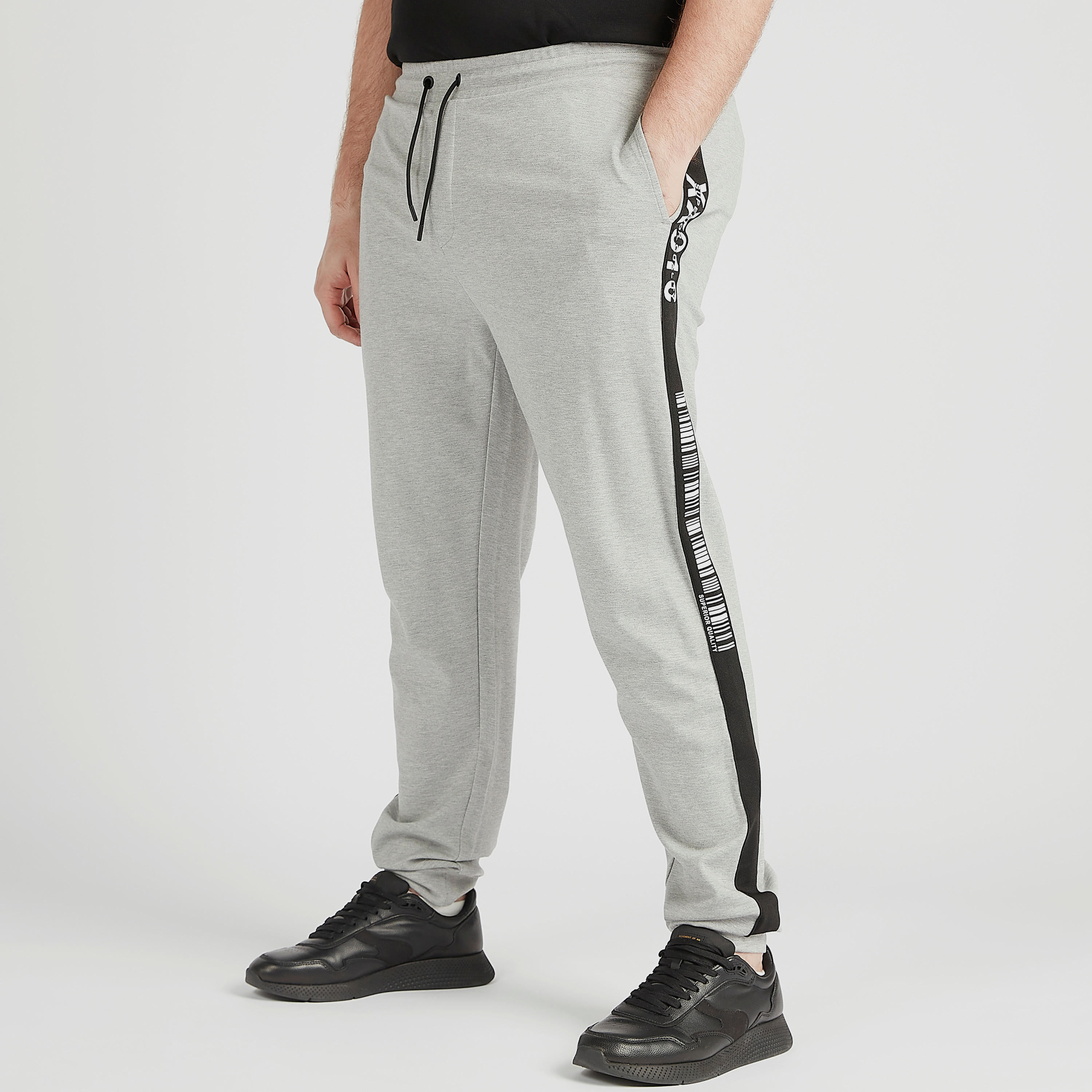 بنطلون رياضي سادة بخصر مرتفع وتفاصيل شريطة بطبعات وجيوب-men-clothing-bottoms-joggers-image-1