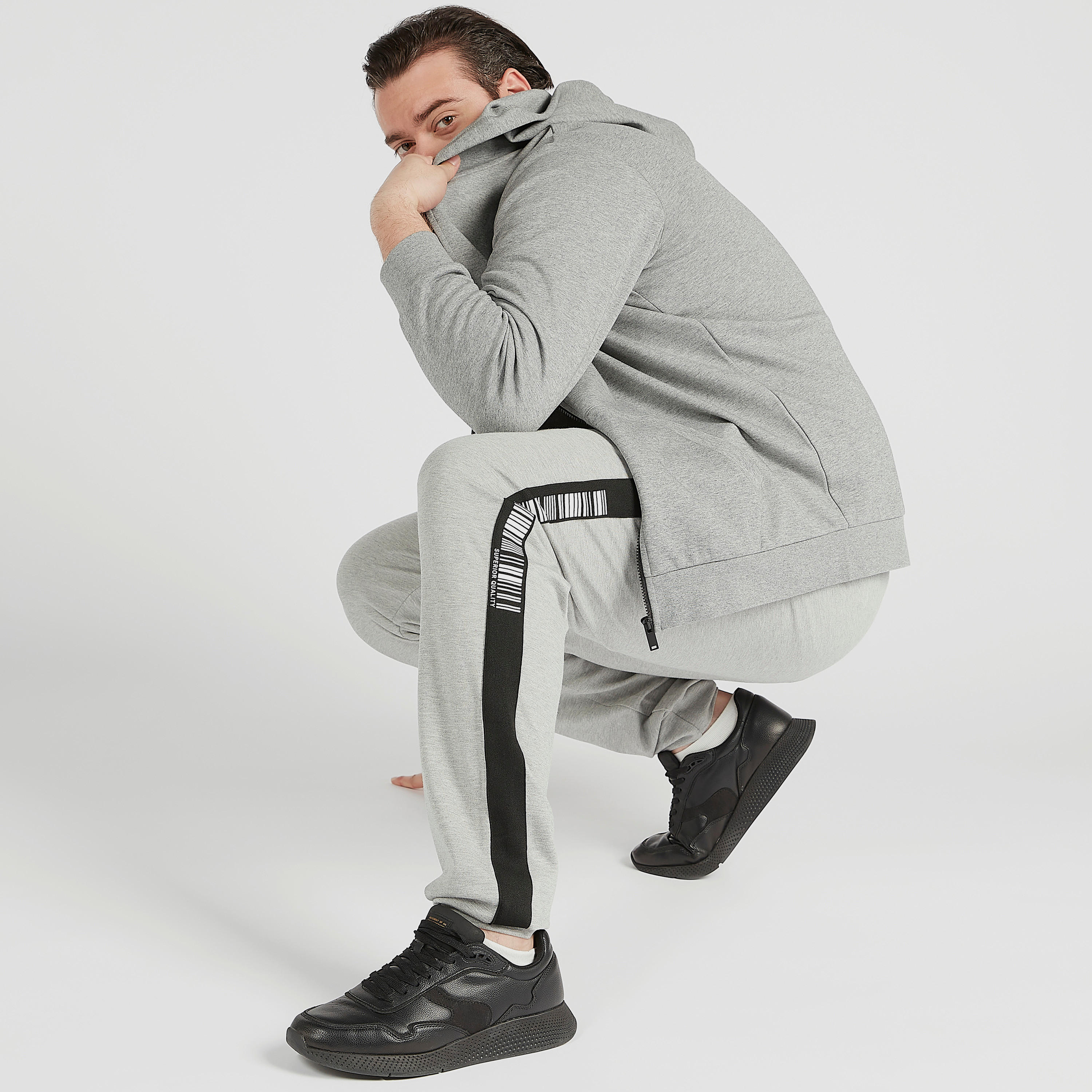 بنطلون رياضي سادة بخصر مرتفع وتفاصيل شريطة بطبعات وجيوب-men-clothing-bottoms-joggers-image-2