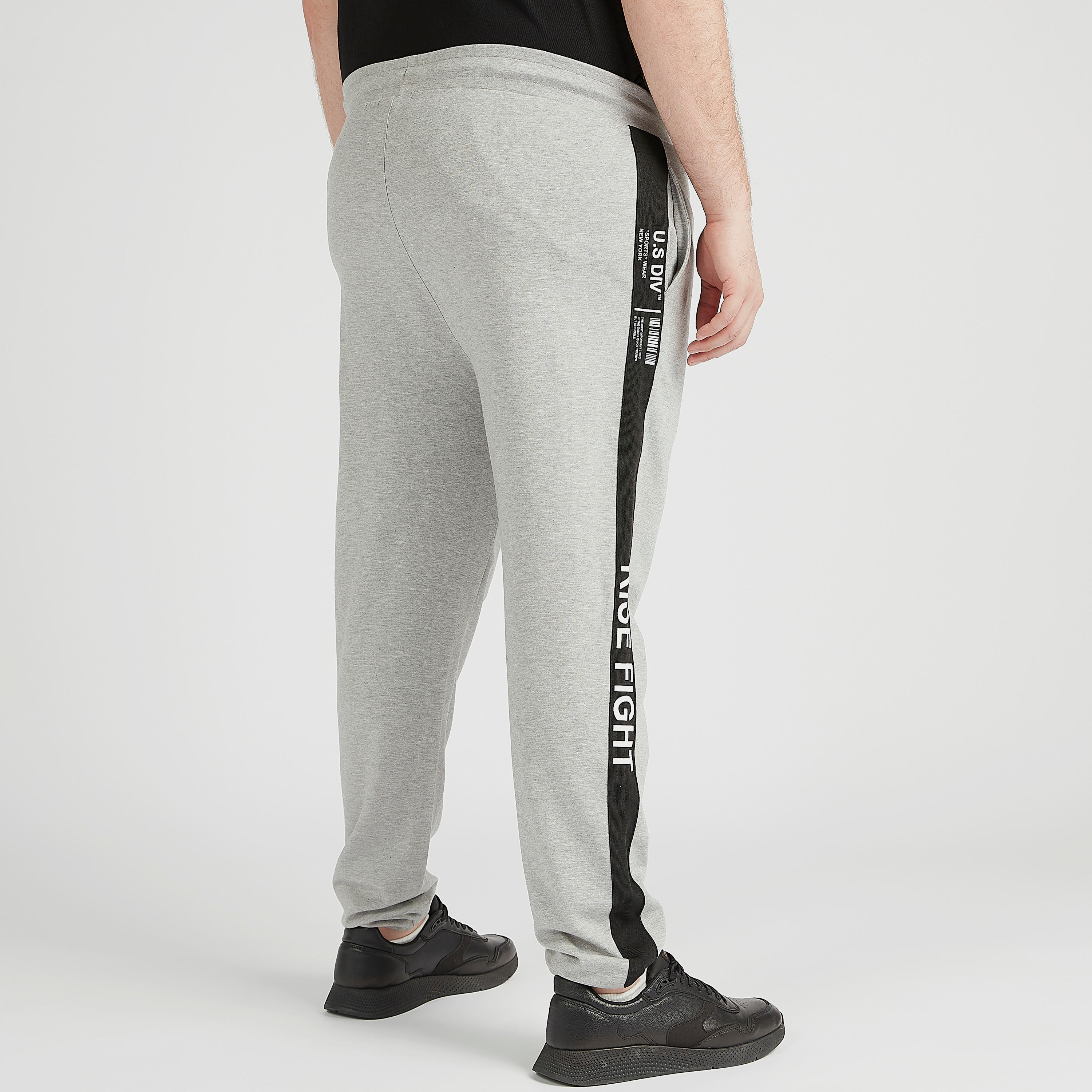 بنطلون رياضي سادة بخصر مرتفع وتفاصيل شريطة بطبعات وجيوب-men-clothing-bottoms-joggers-image-4