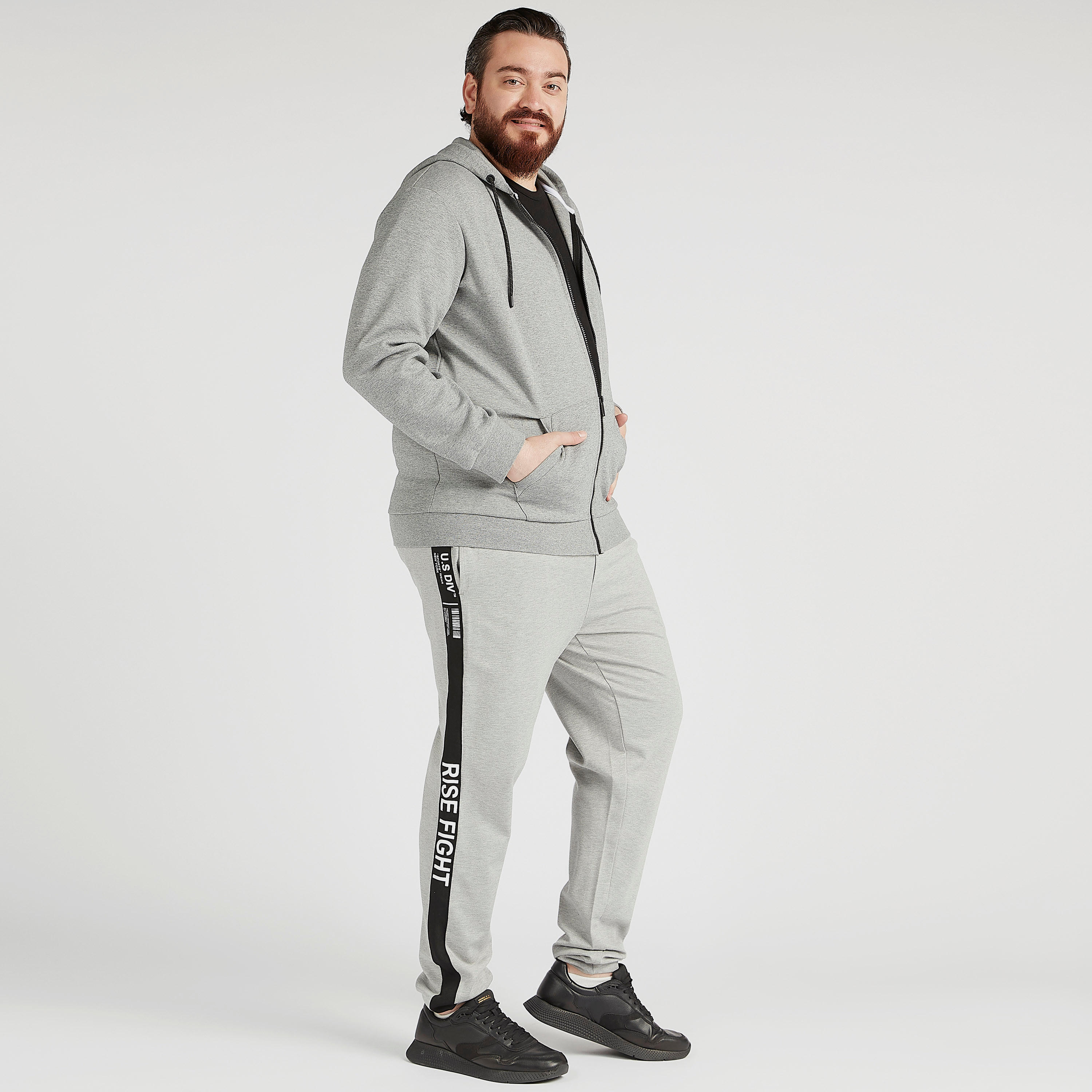 بنطلون رياضي سادة بخصر مرتفع وتفاصيل شريطة بطبعات وجيوب-men-clothing-bottoms-joggers-image-5