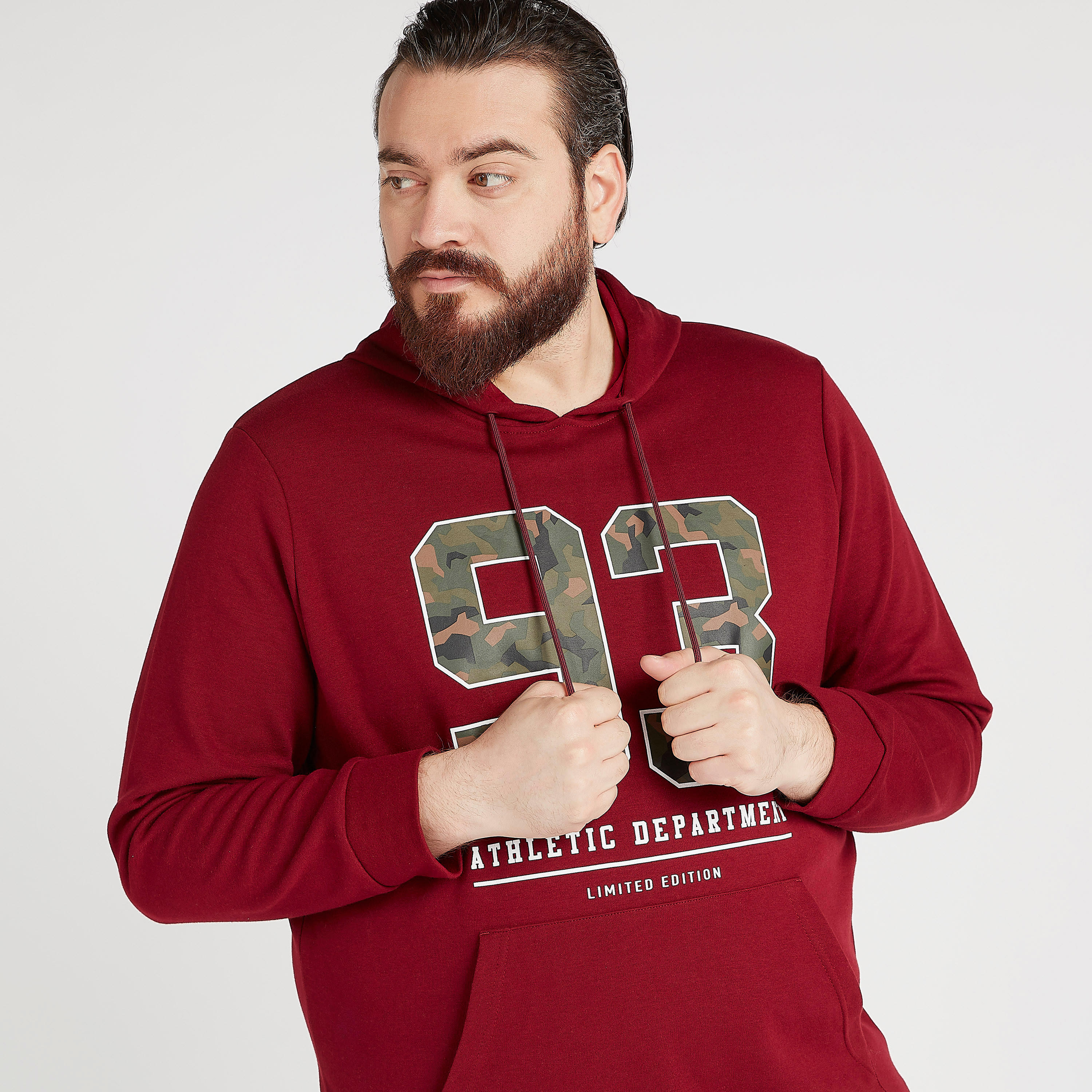 هودي مستدام بطبعات وأكمام طويلة وجيوب-men-winterwear-hoodiesandsweatshirts-image-1