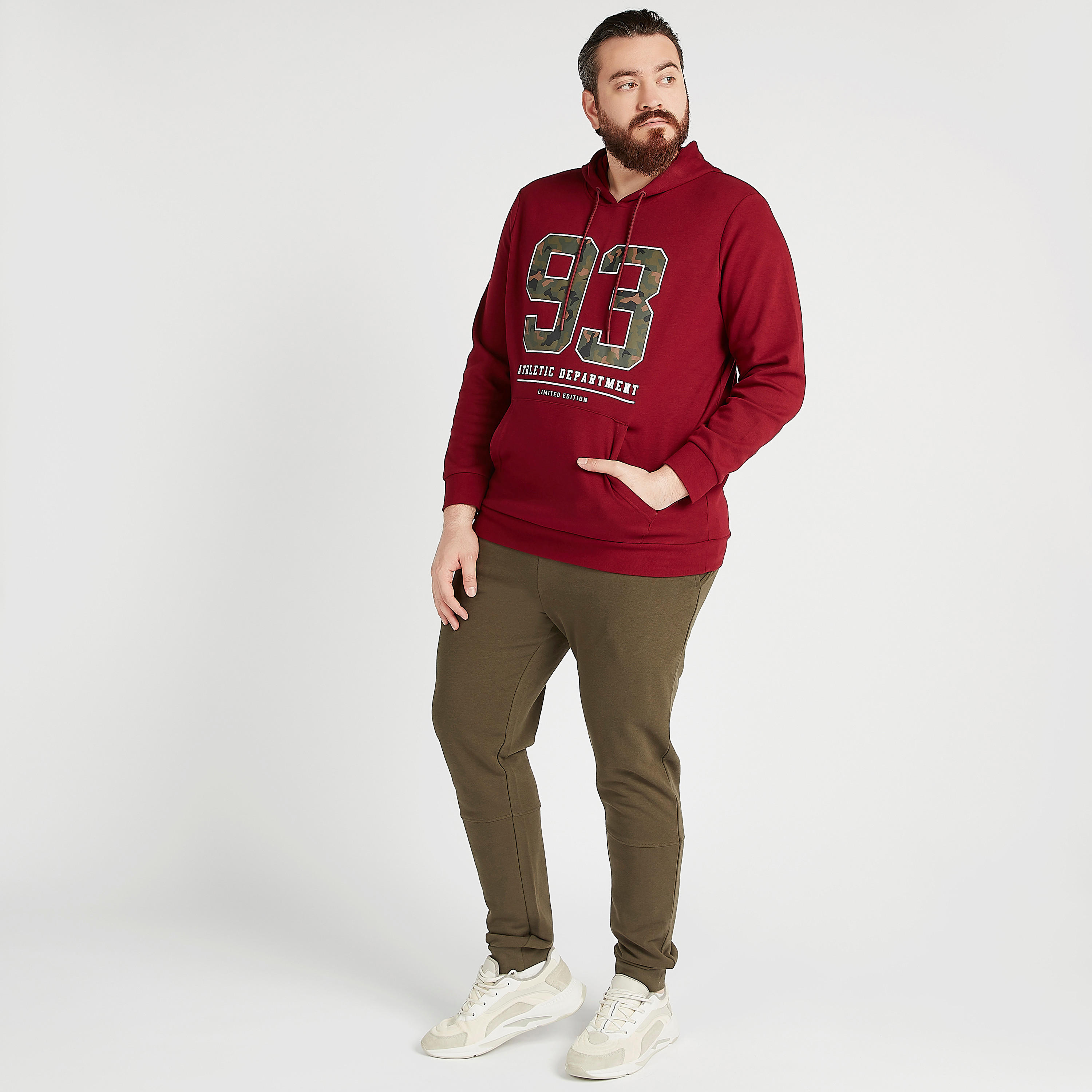 هودي مستدام بطبعات وأكمام طويلة وجيوب-men-winterwear-hoodiesandsweatshirts-image-2