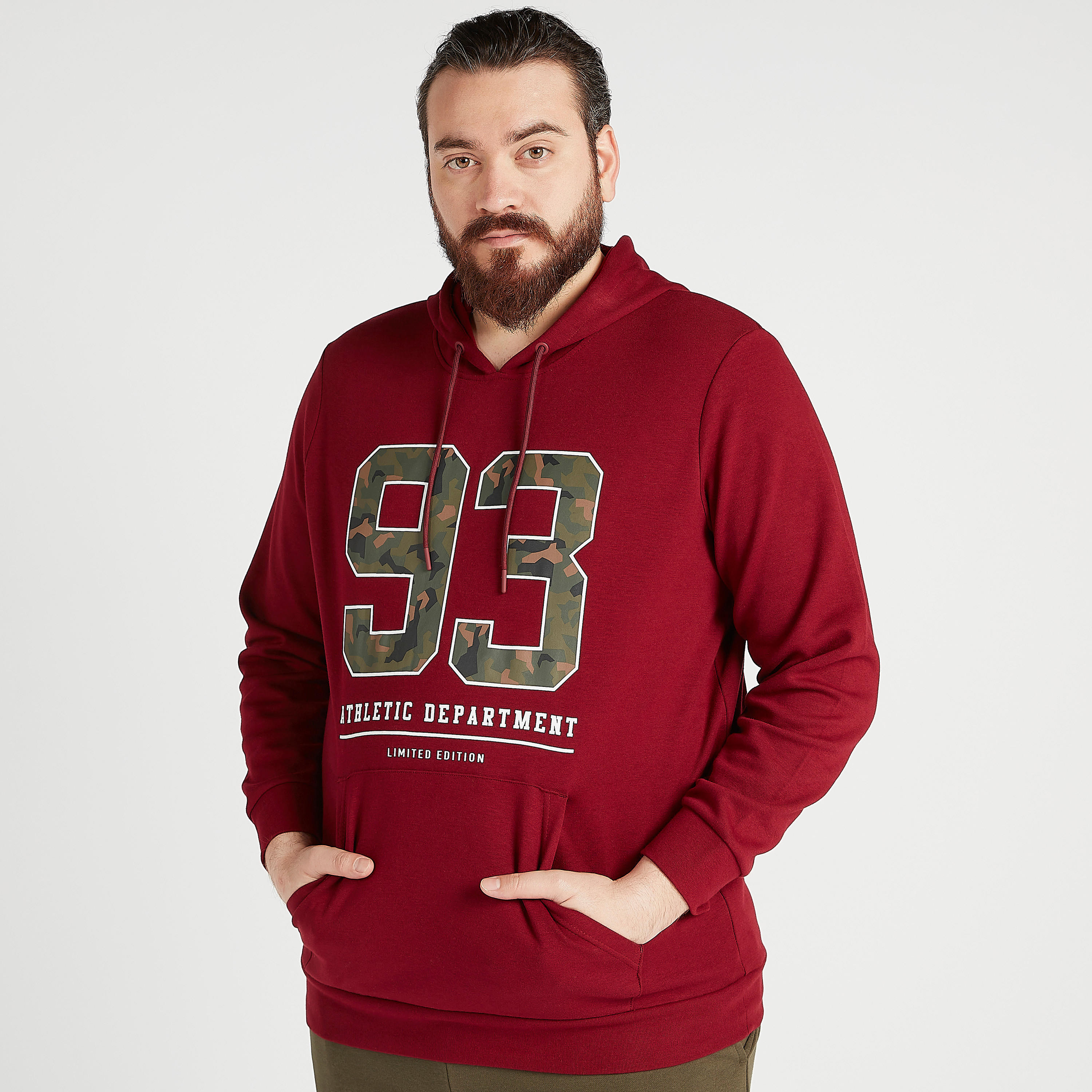 هودي مستدام بطبعات وأكمام طويلة وجيوب-men-winterwear-hoodiesandsweatshirts-image-3