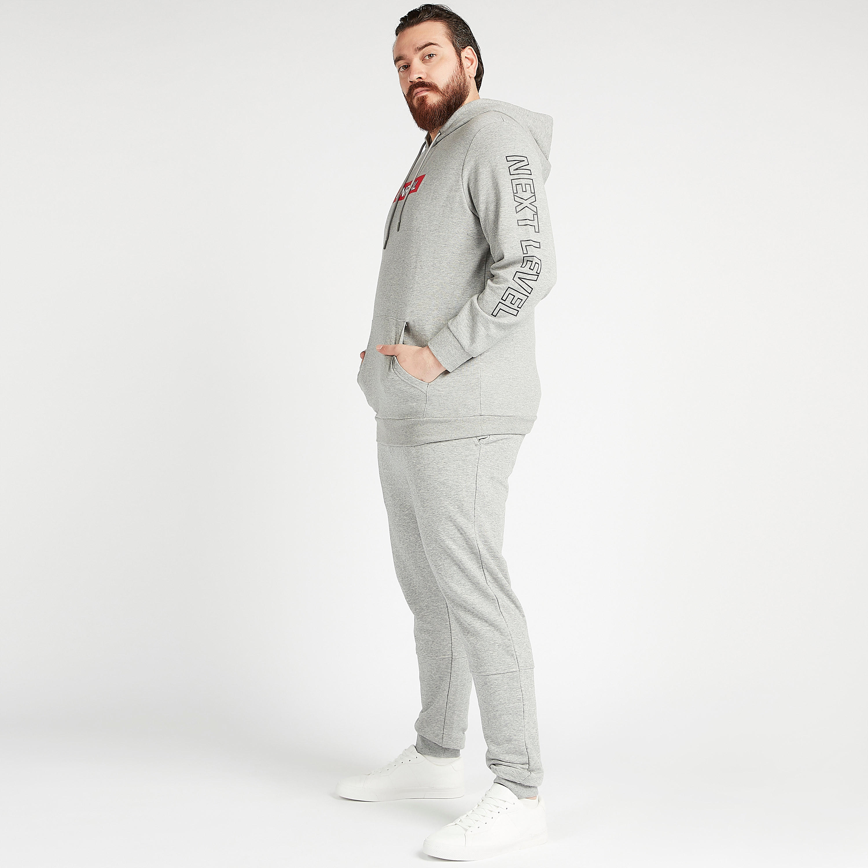 هودي مستدام بطبعات وأكمام طويلة وجيوب-men-winterwear-hoodiesandsweatshirts-image-2