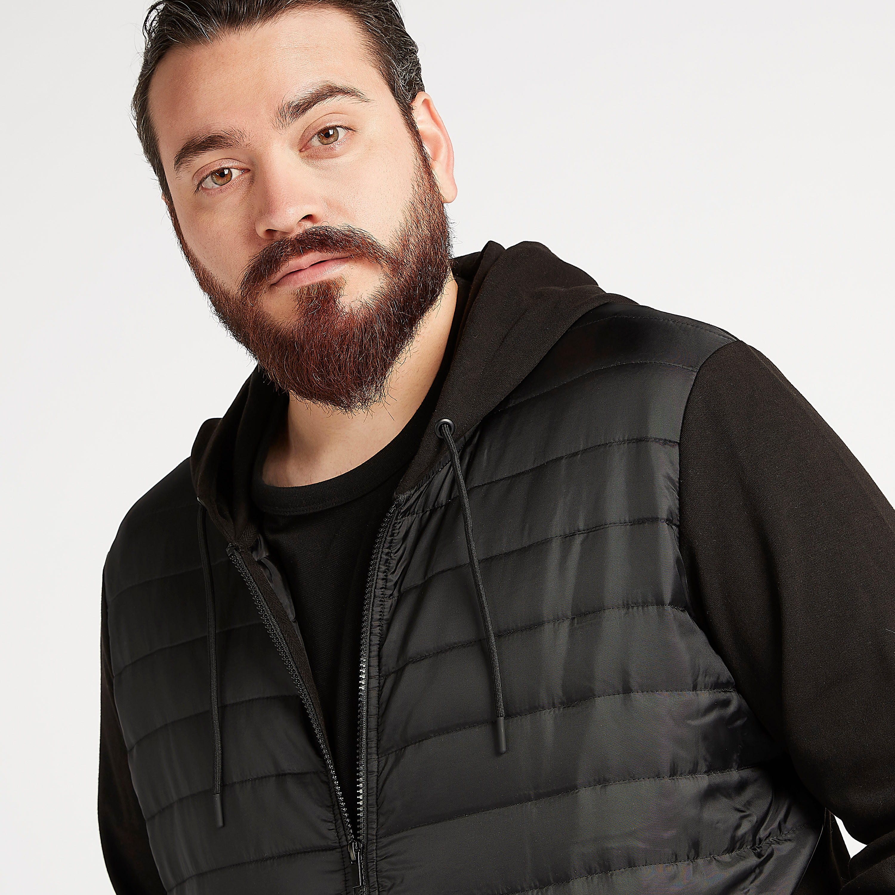جاكيت بافر مستدام بقبّعة وجيوب وأكمام طويلة-men-winterwear-hoodiesandsweatshirts-image-1