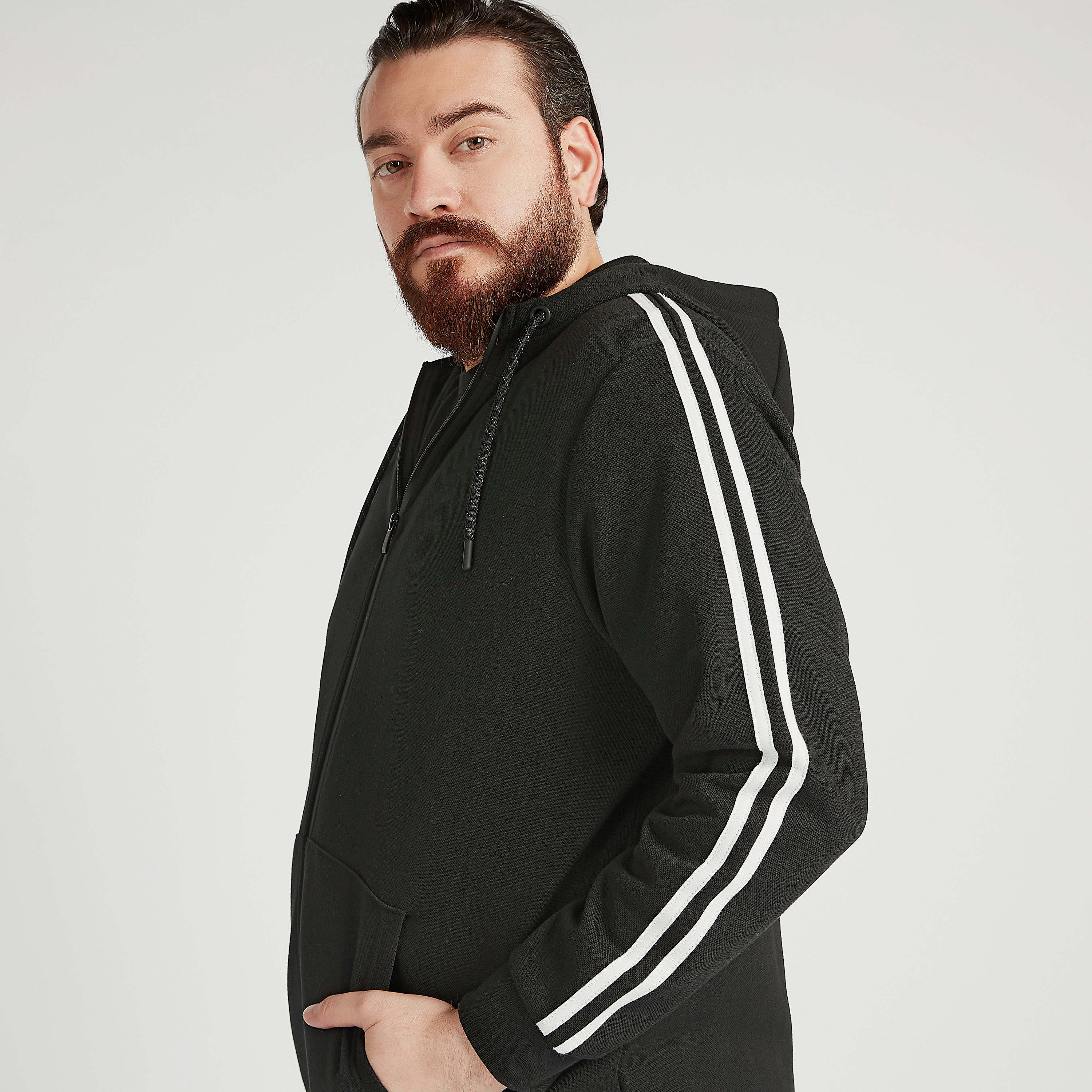 جاكيت مستدام بقبّعة وتفاصيل مخطّطة وأكمام طويلة وجيوب-men-winterwear-hoodiesandsweatshirts-image-1