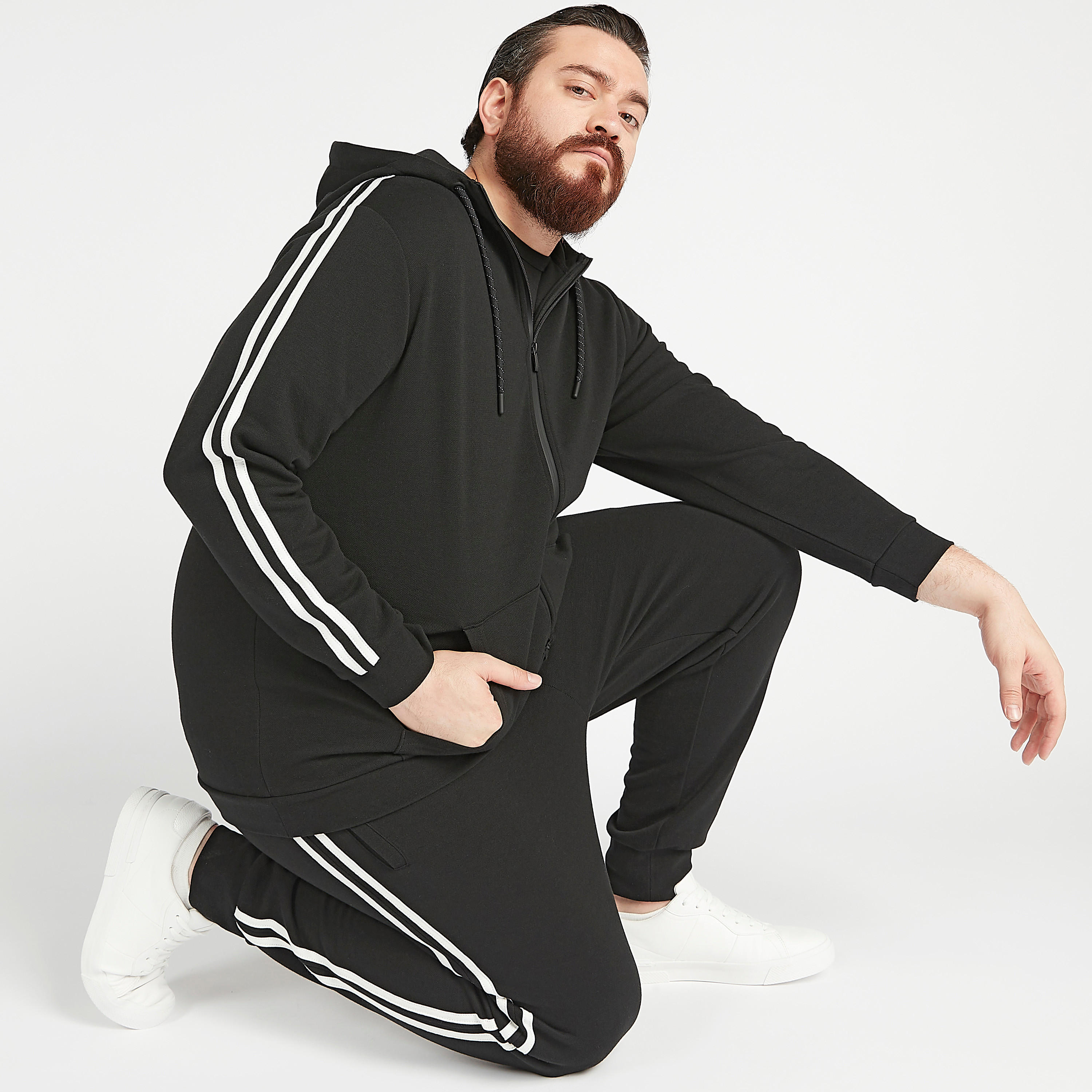 جاكيت مستدام بقبّعة وتفاصيل مخطّطة وأكمام طويلة وجيوب-men-winterwear-hoodiesandsweatshirts-image-2
