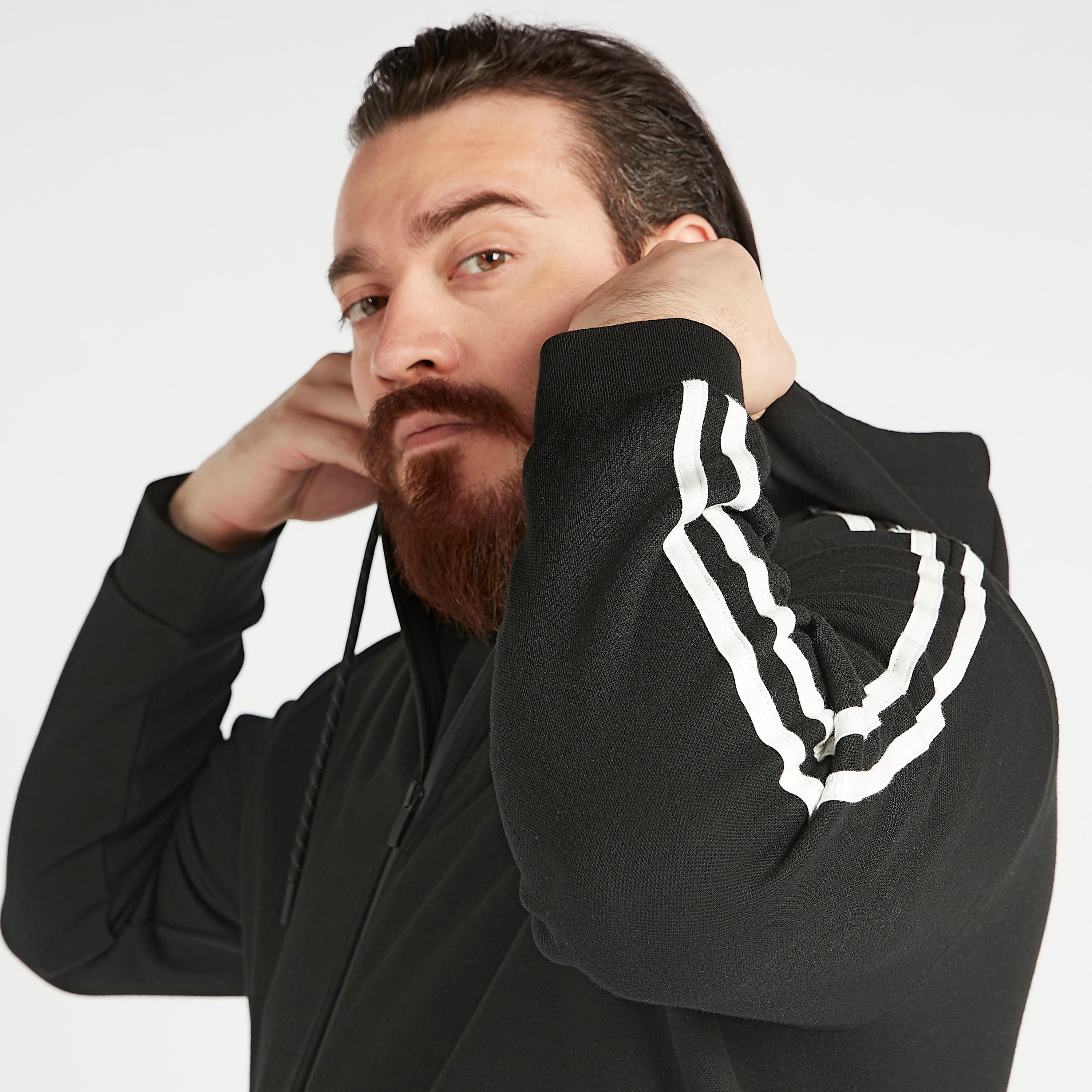 جاكيت مستدام بقبّعة وتفاصيل مخطّطة وأكمام طويلة وجيوب-men-winterwear-hoodiesandsweatshirts-image-3