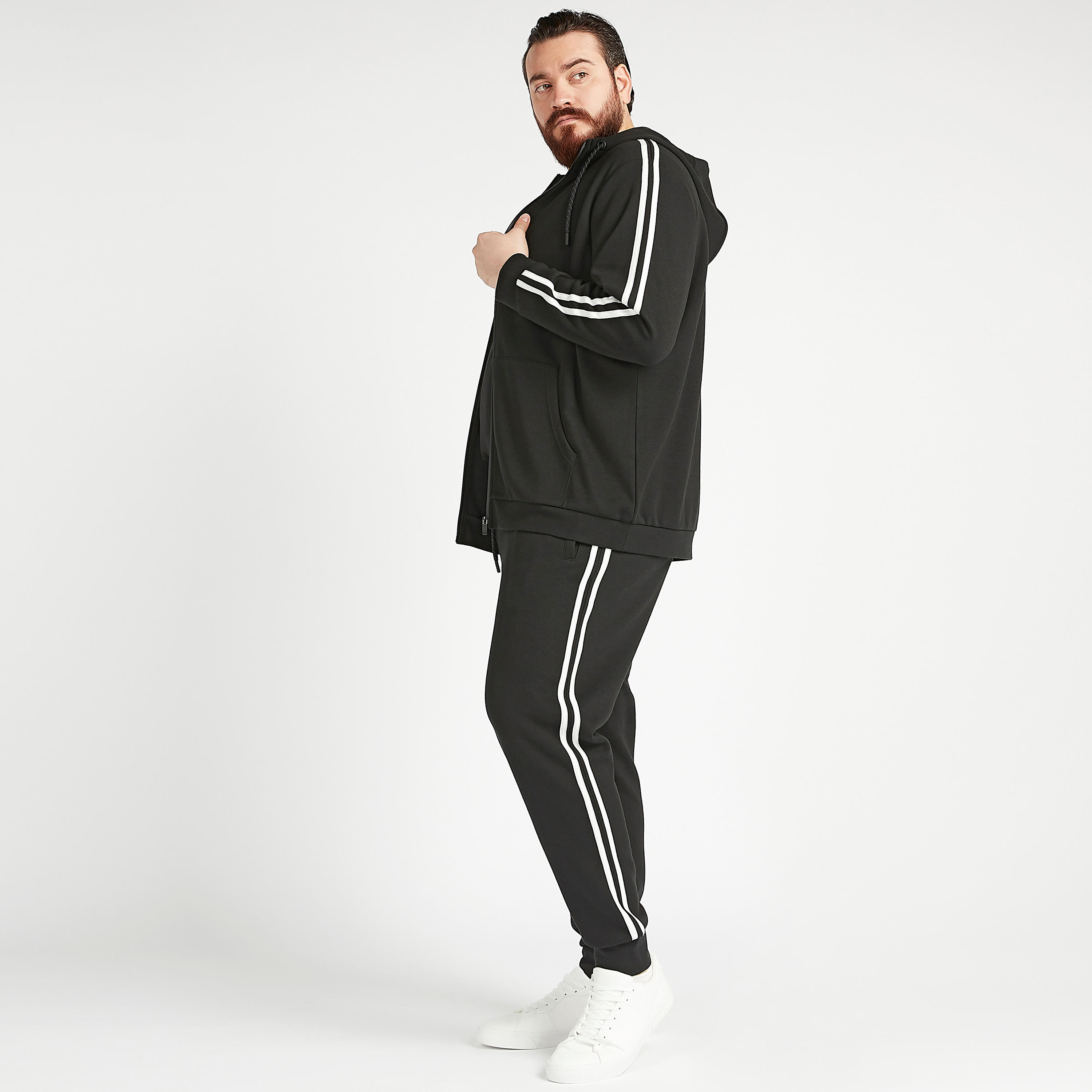 جاكيت مستدام بقبّعة وتفاصيل مخطّطة وأكمام طويلة وجيوب-men-winterwear-hoodiesandsweatshirts-image-5