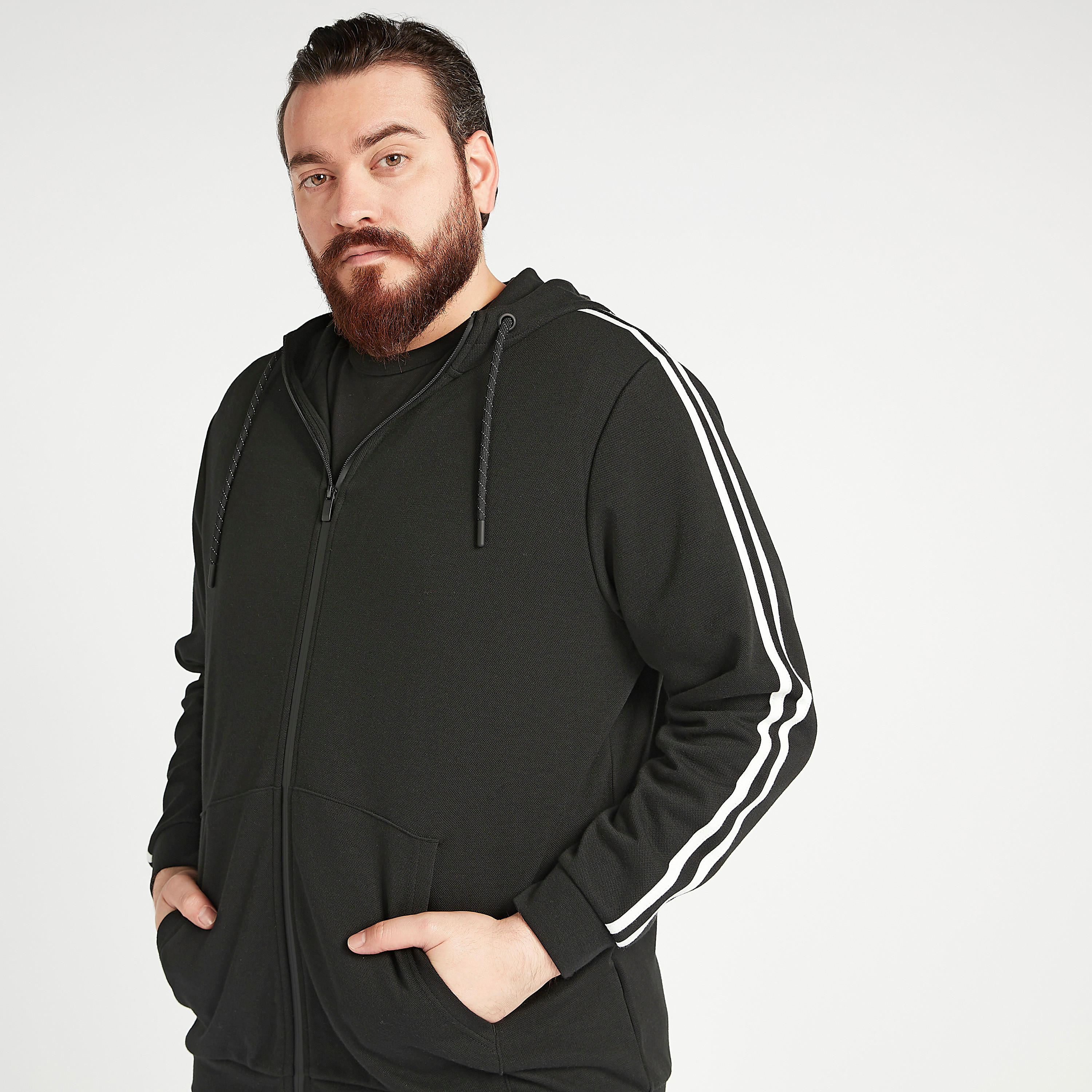 جاكيت مستدام بقبّعة وتفاصيل مخطّطة وأكمام طويلة وجيوب-men-winterwear-hoodiesandsweatshirts-image-6