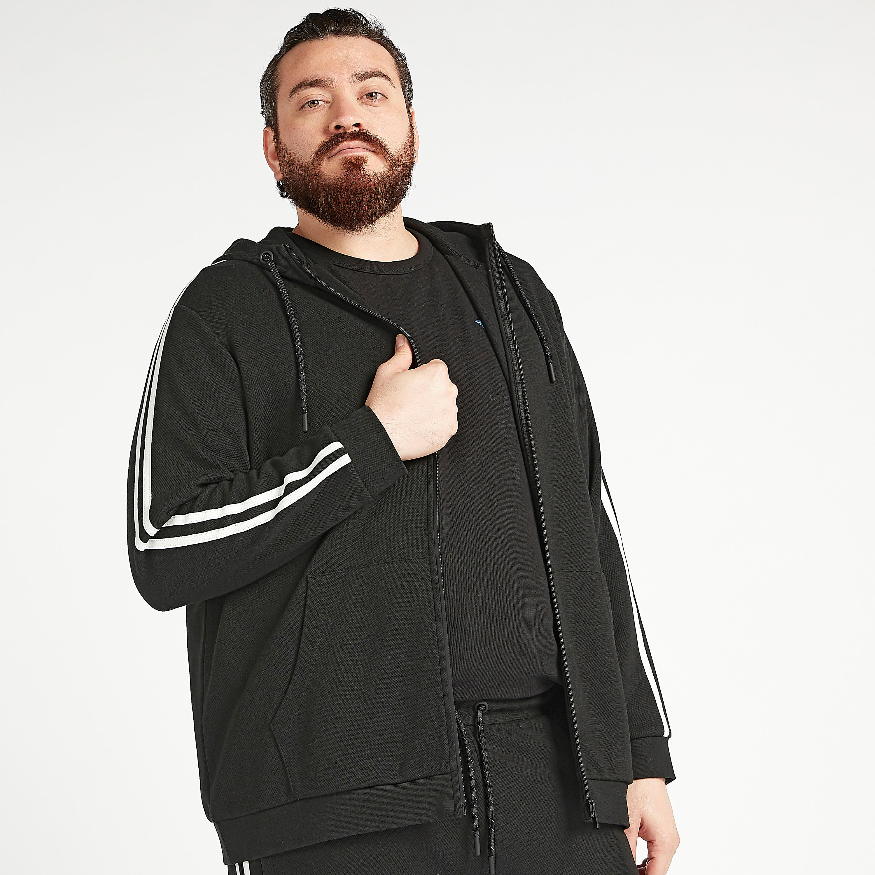 جاكيت مستدام بقبّعة وتفاصيل مخطّطة وأكمام طويلة وجيوب-men-winterwear-hoodiesandsweatshirts-image-7