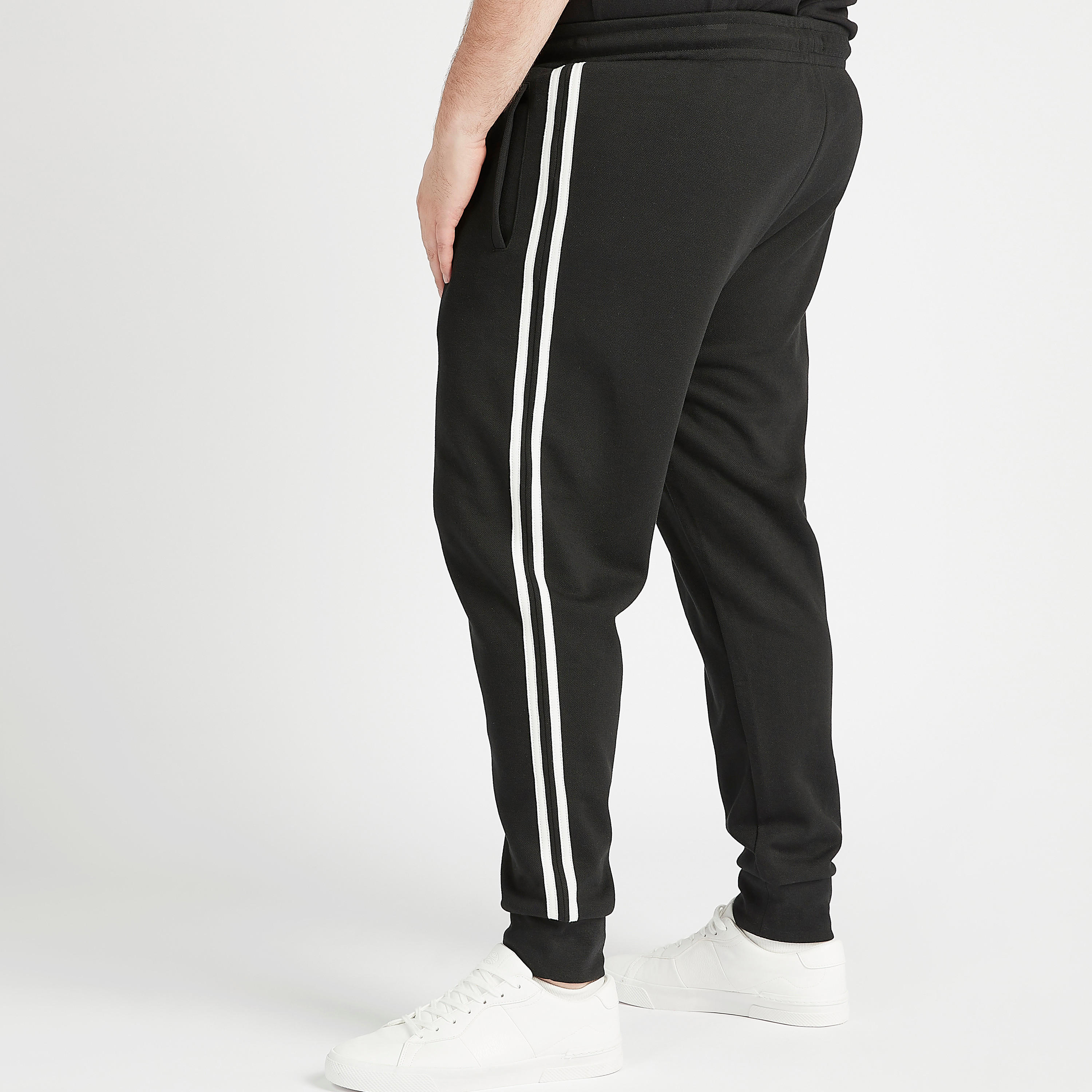 بنطلون رياضي مستدام سادة بتفاصيل شريطة-men-clothing-bottoms-joggers-image-1