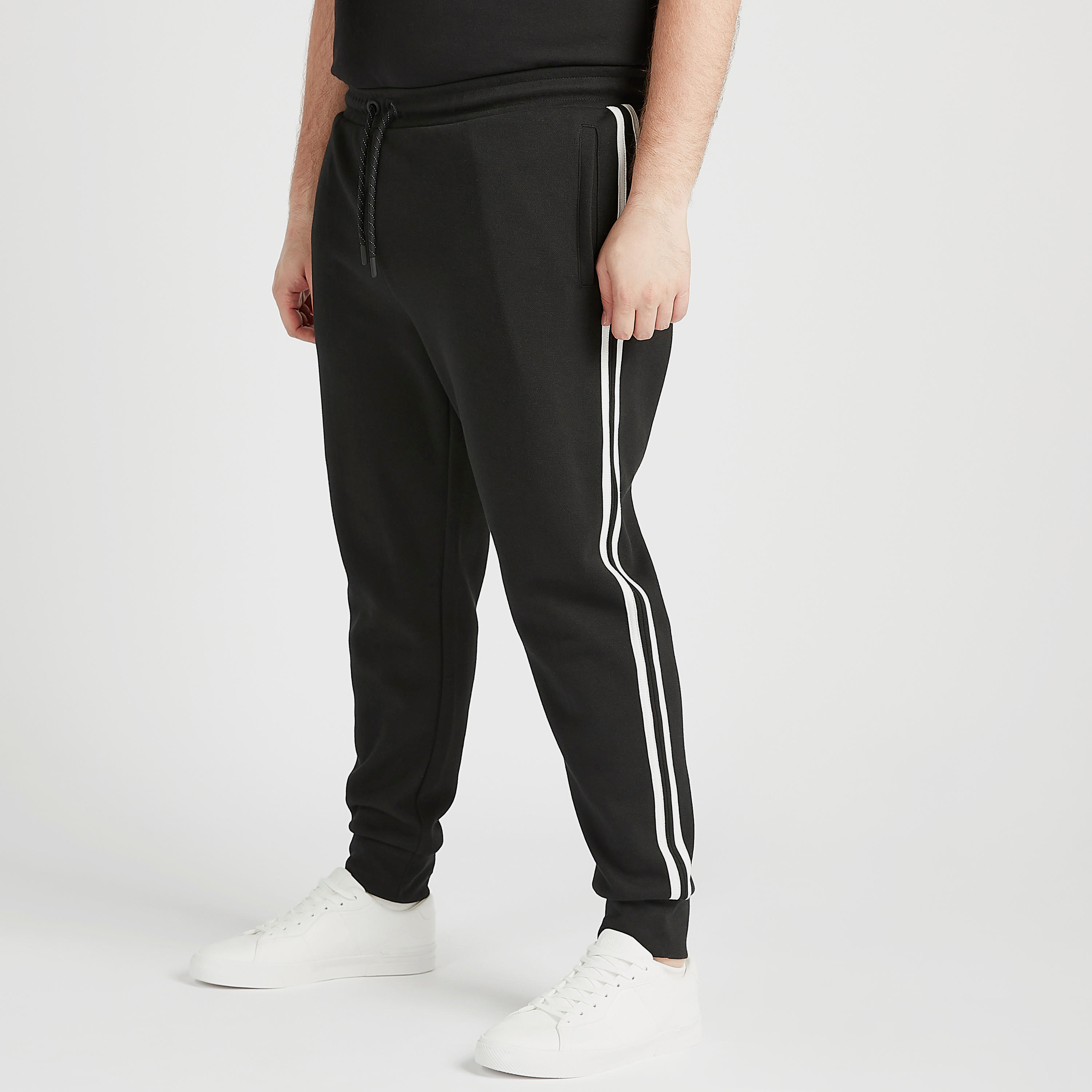 بنطلون رياضي مستدام سادة بتفاصيل شريطة-men-clothing-bottoms-joggers-image-2