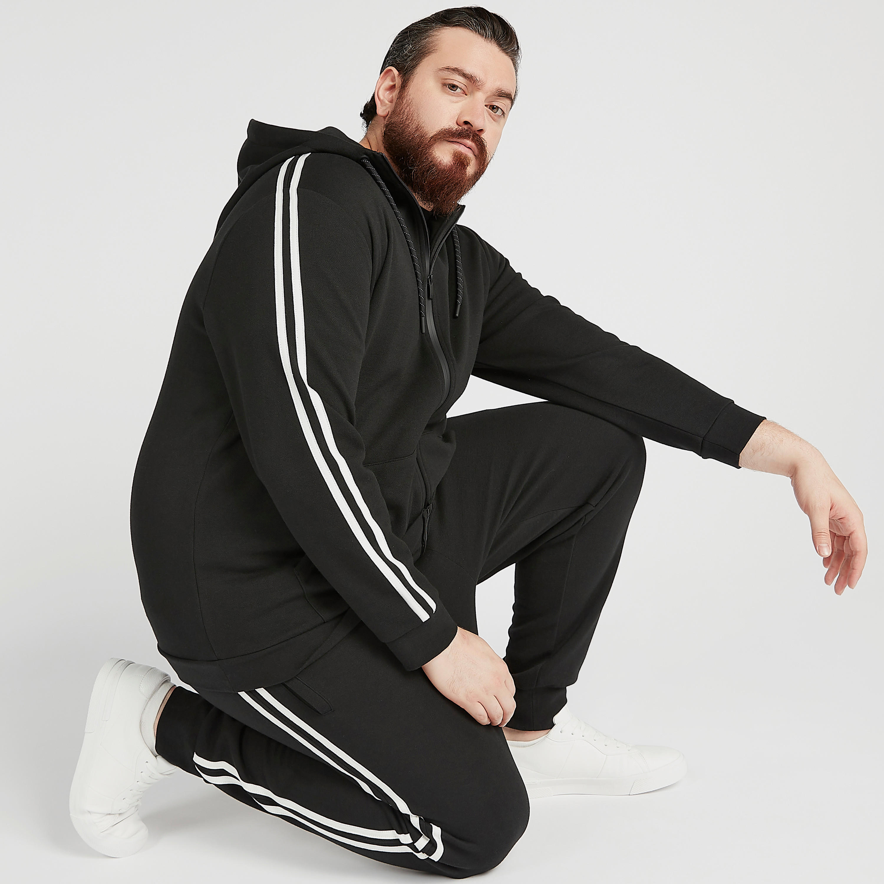 بنطلون رياضي مستدام سادة بتفاصيل شريطة-men-clothing-bottoms-joggers-image-4