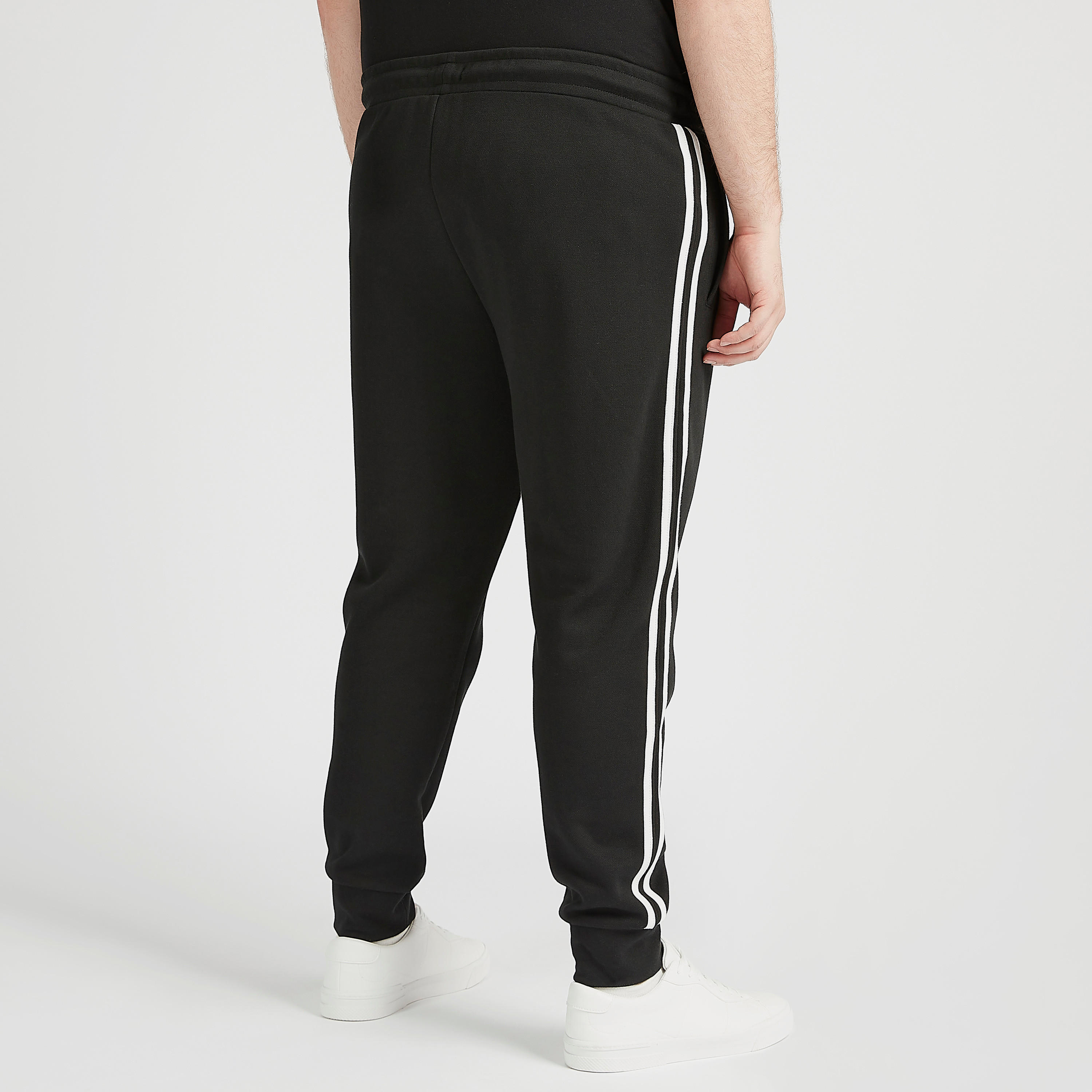 بنطلون رياضي مستدام سادة بتفاصيل شريطة-men-clothing-bottoms-joggers-image-5