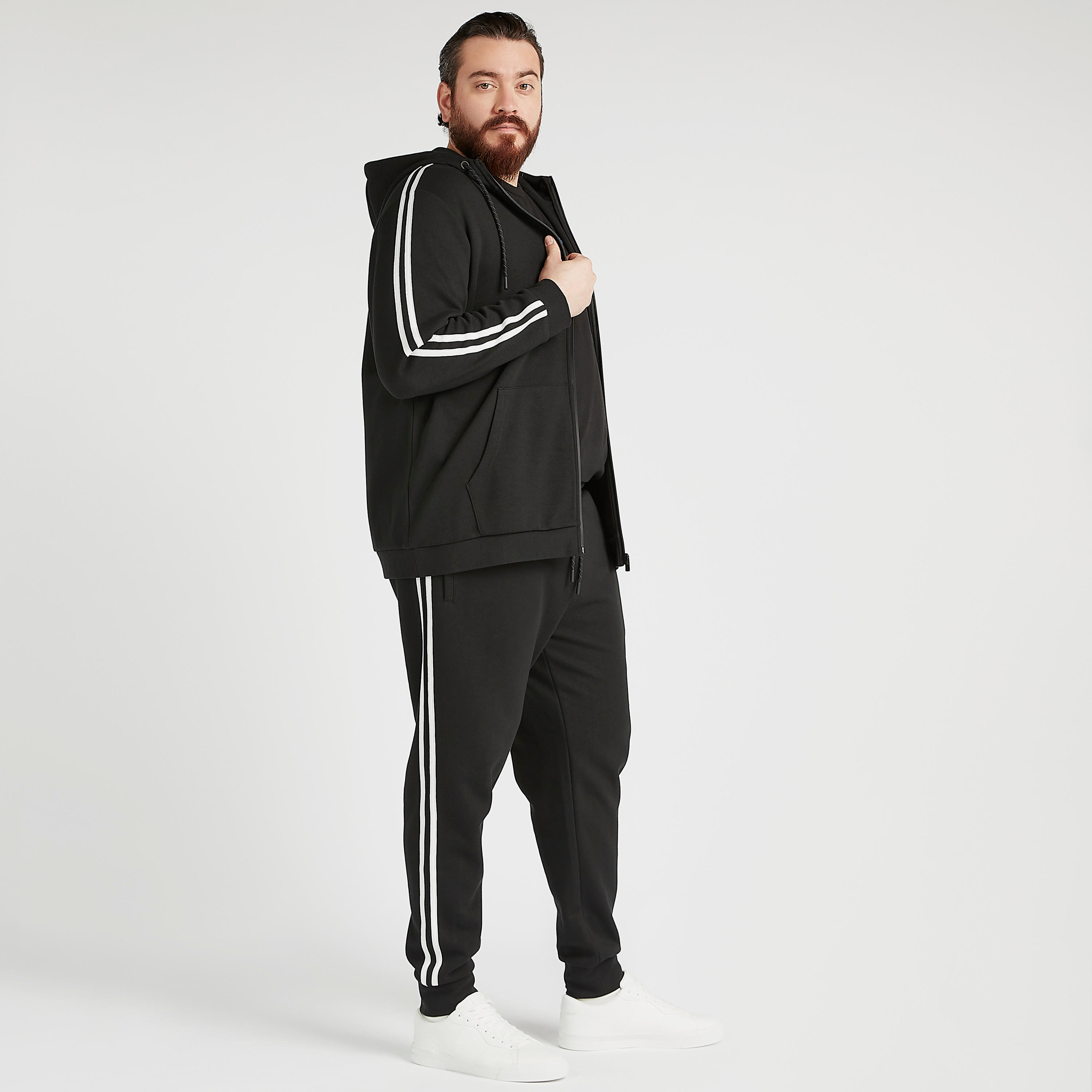 بنطلون رياضي مستدام سادة بتفاصيل شريطة-men-clothing-bottoms-joggers-image-6