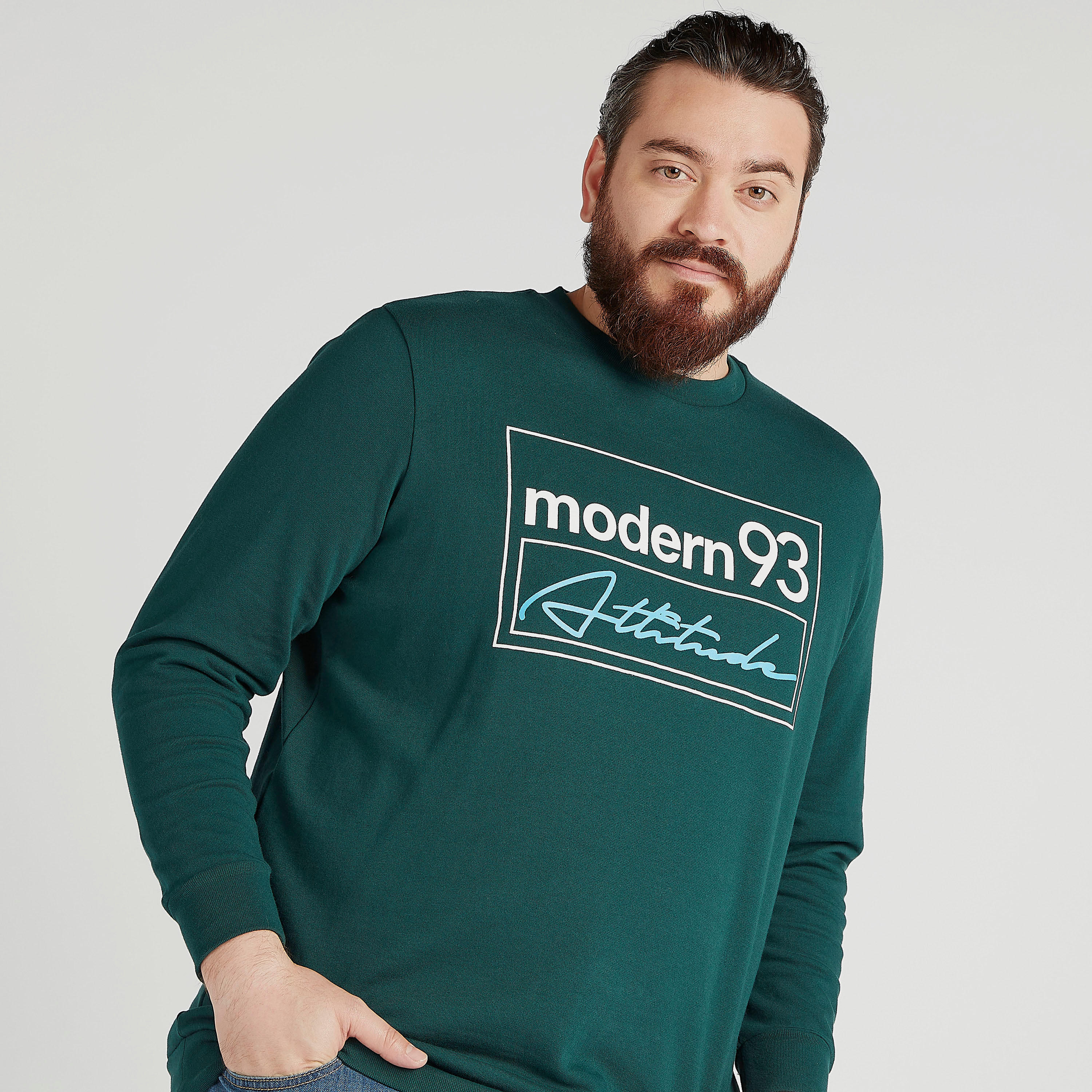 سويت شيرت مستدام بياقة ضيقة وأكمام طويلة وطبعات-men-winterwear-hoodiesandsweatshirts-image-1