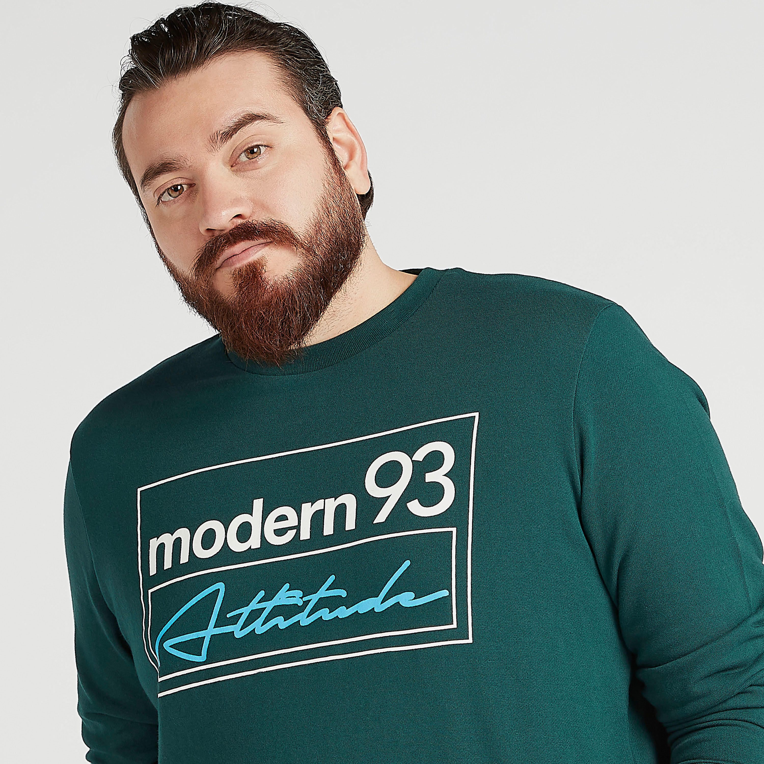 سويت شيرت مستدام بياقة ضيقة وأكمام طويلة وطبعات-men-winterwear-hoodiesandsweatshirts-image-3