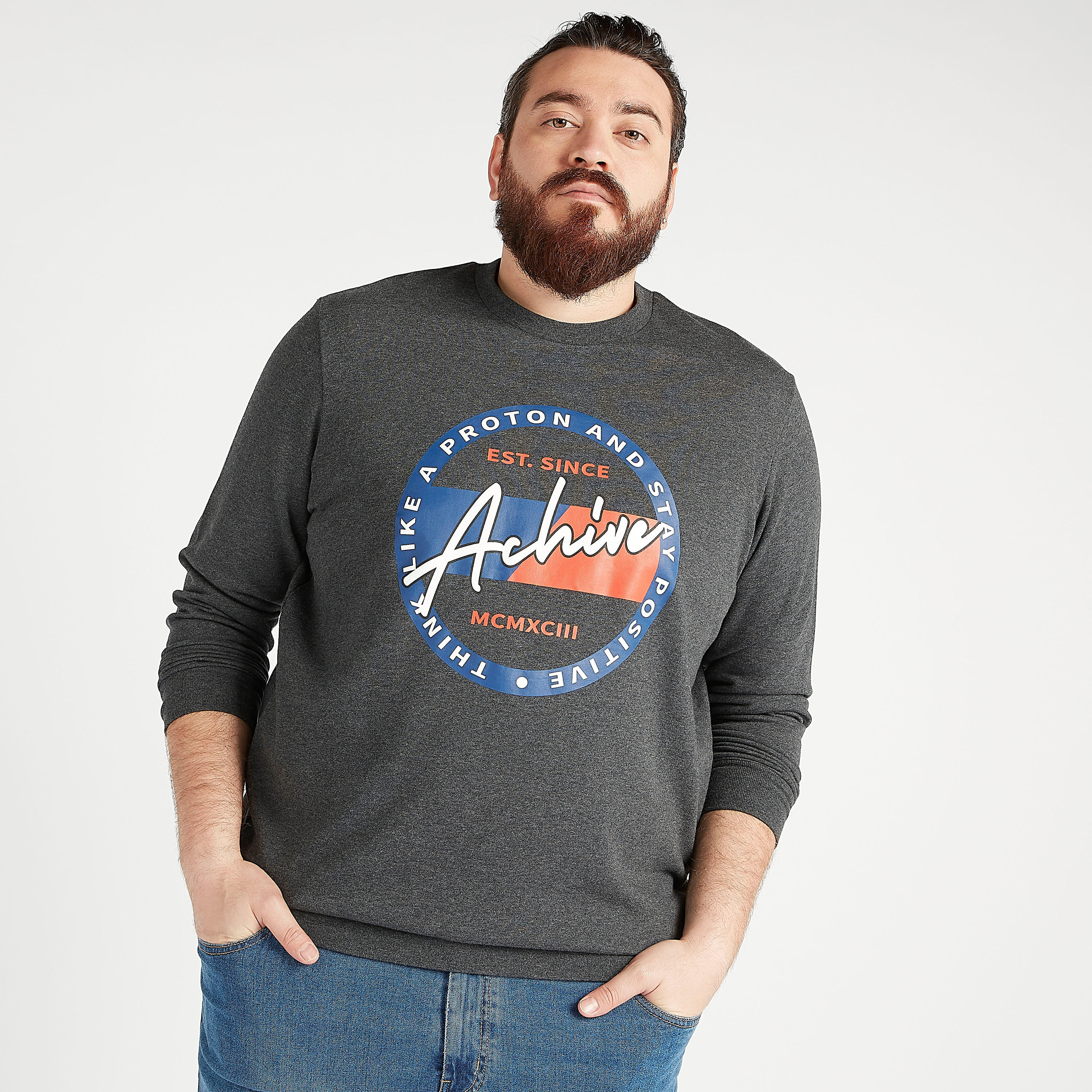 سويت شيرت مستدام بياقة ضيقة وأكمام طويلة وطبعات-men-winterwear-hoodiesandsweatshirts-image-1