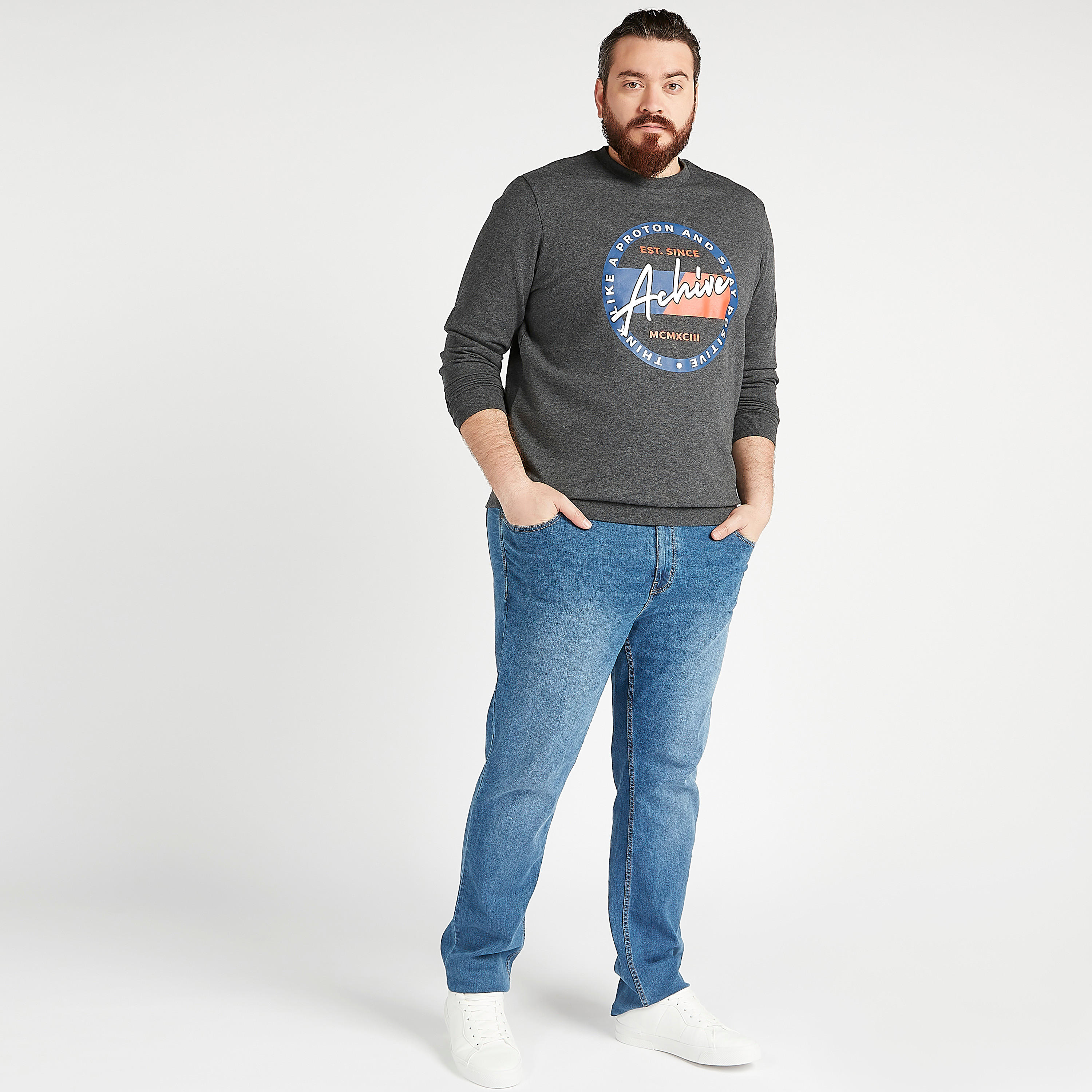 سويت شيرت مستدام بياقة ضيقة وأكمام طويلة وطبعات-men-winterwear-hoodiesandsweatshirts-image-2