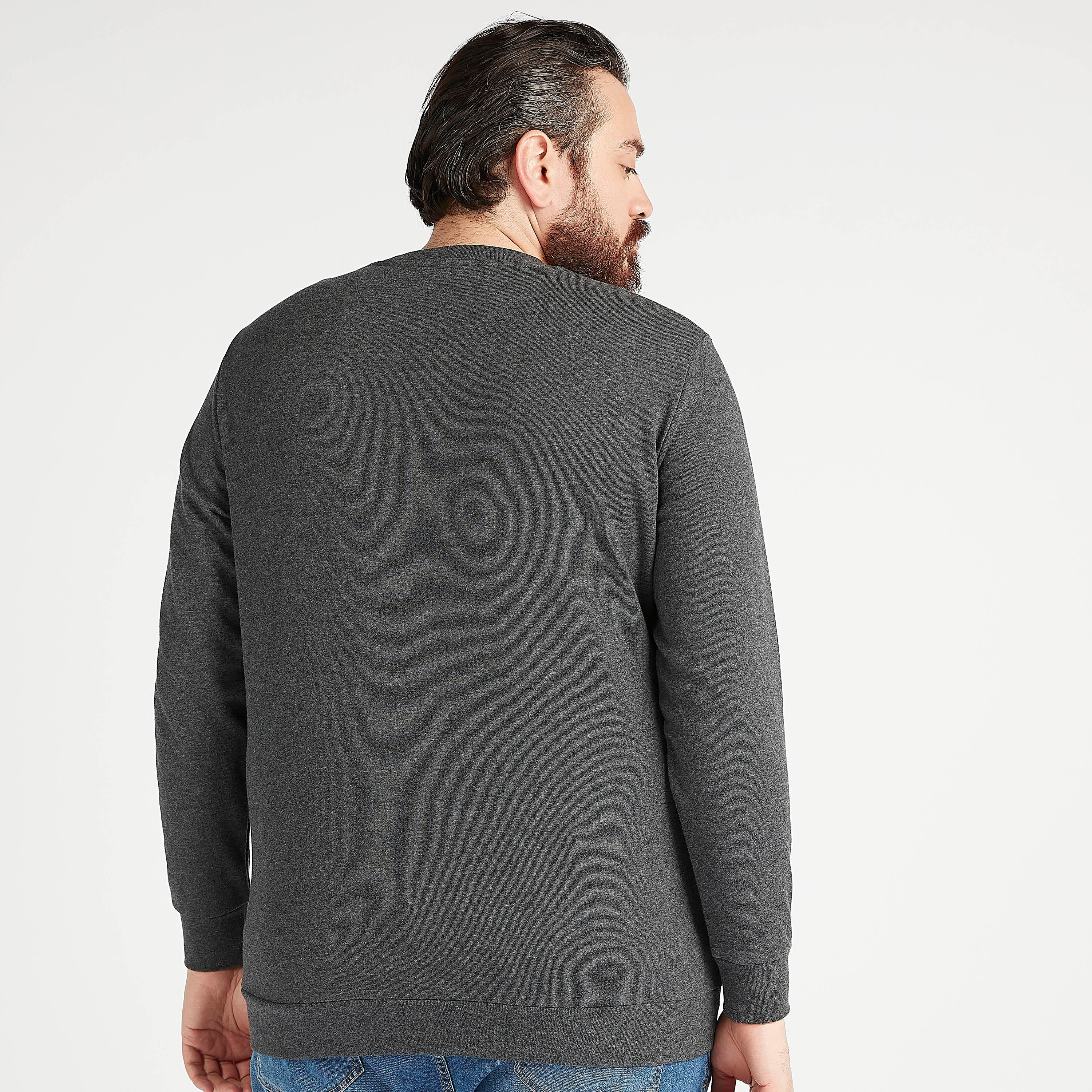 سويت شيرت مستدام بياقة ضيقة وأكمام طويلة وطبعات-men-winterwear-hoodiesandsweatshirts-image-4