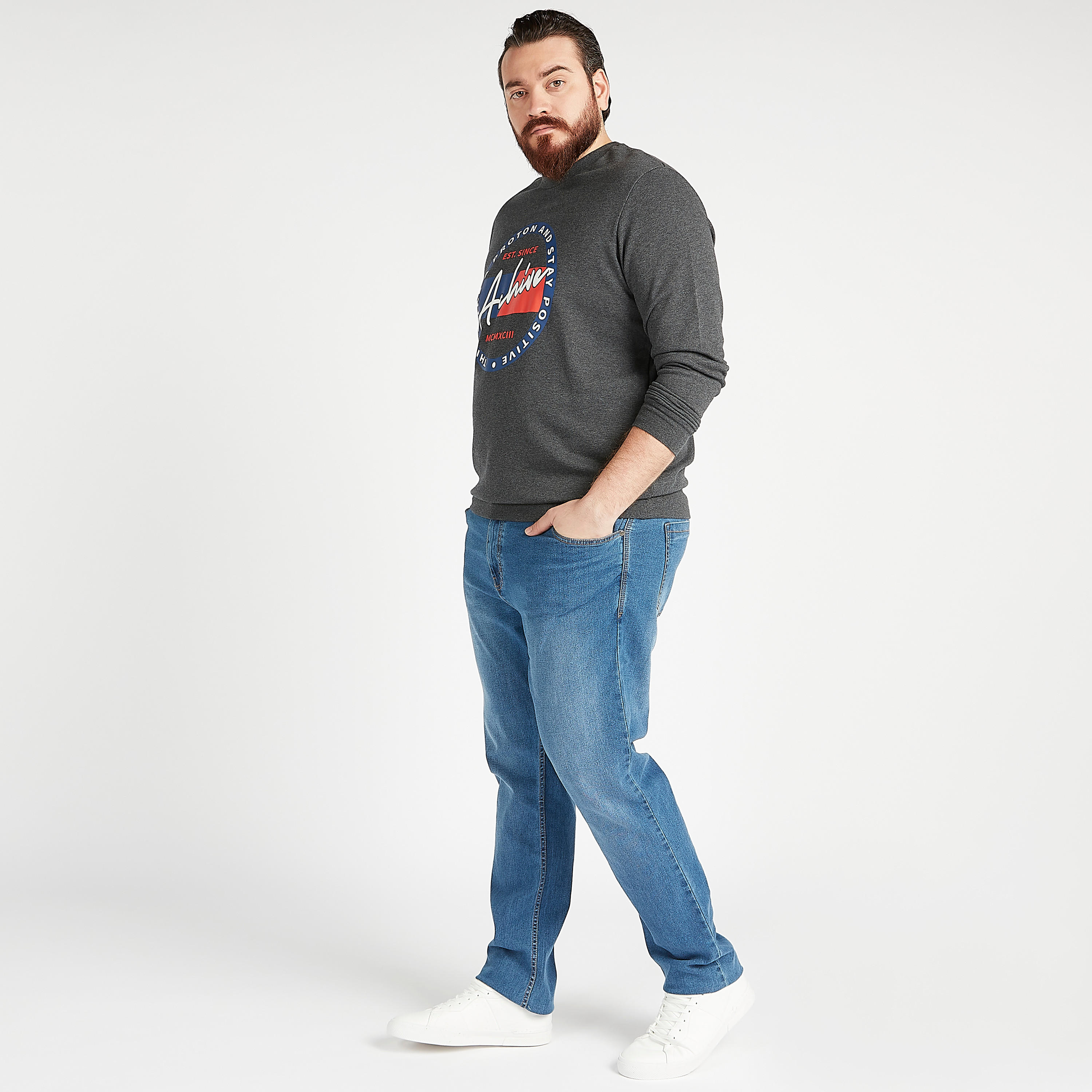 سويت شيرت مستدام بياقة ضيقة وأكمام طويلة وطبعات-men-winterwear-hoodiesandsweatshirts-image-5