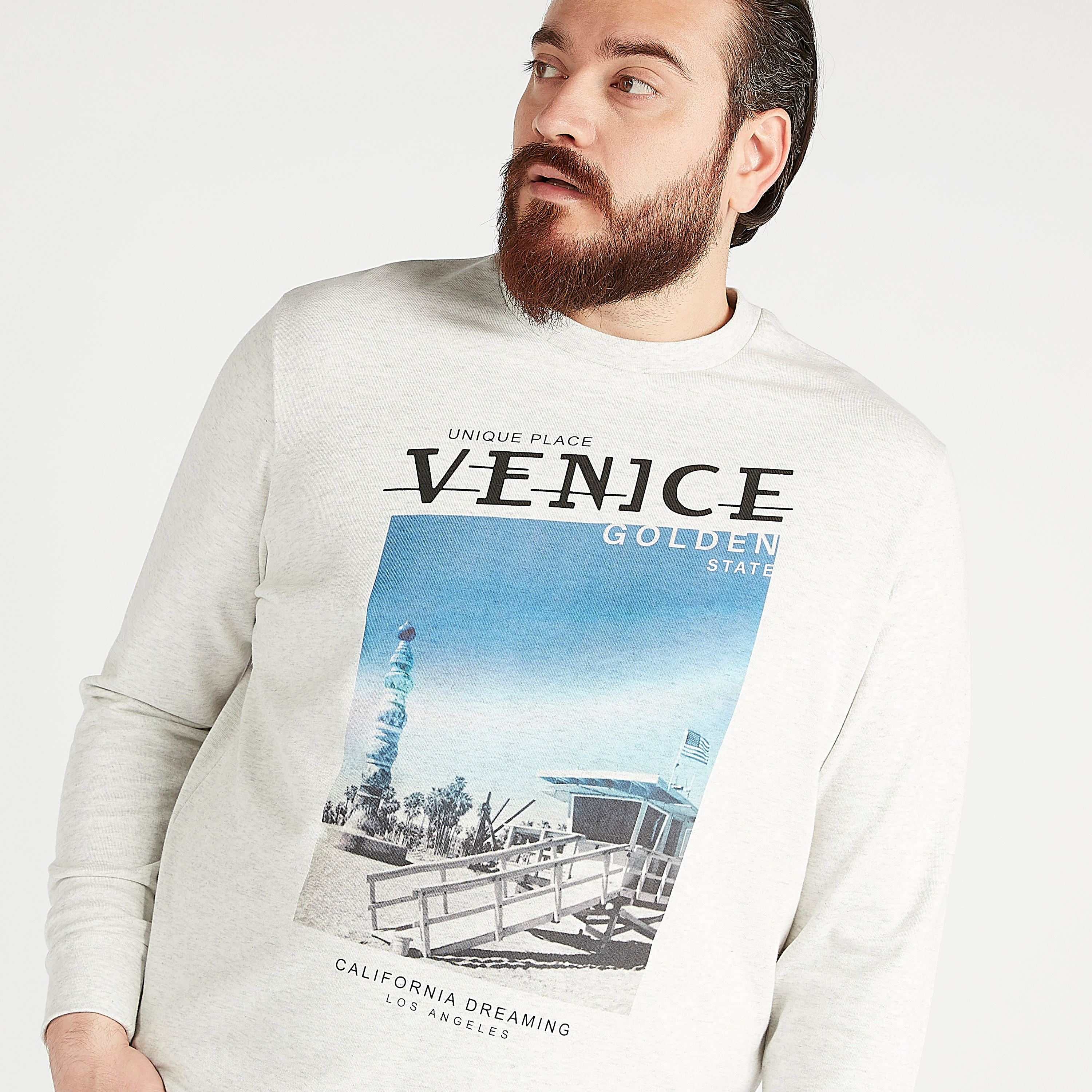 سويت شيرت مستدام بياقة ضيّقة وأكمام طويلة وطبعات-men-winterwear-hoodiesandsweatshirts-image-1