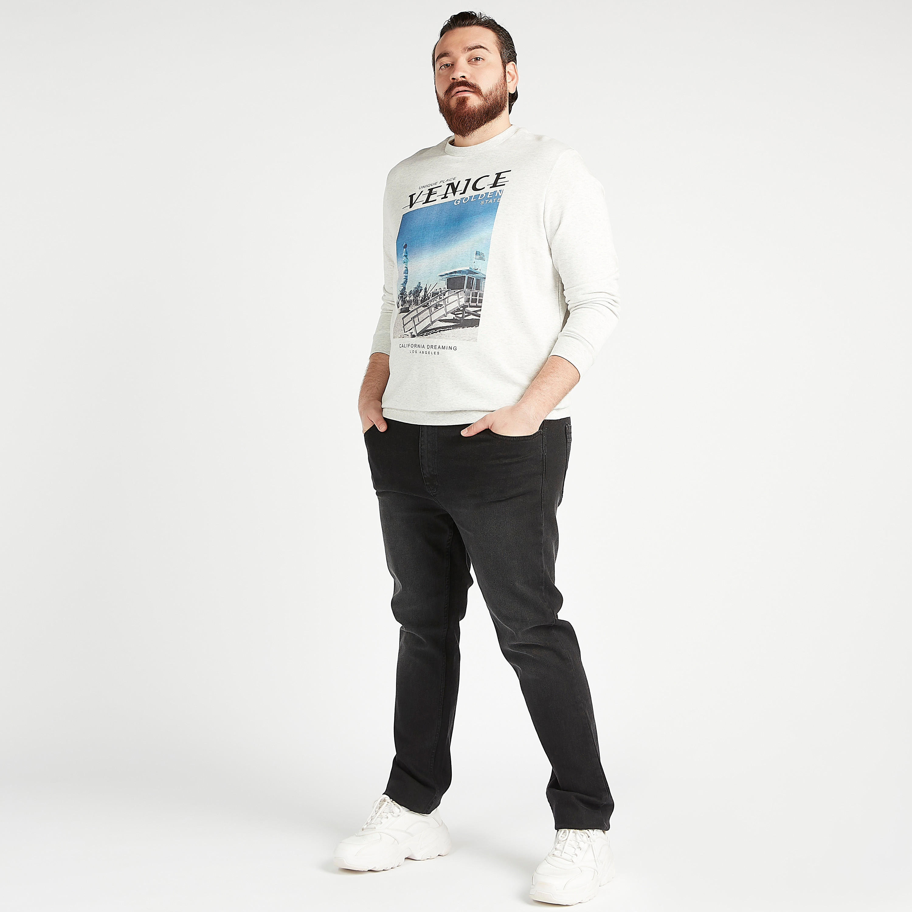 سويت شيرت مستدام بياقة ضيّقة وأكمام طويلة وطبعات-men-winterwear-hoodiesandsweatshirts-image-2