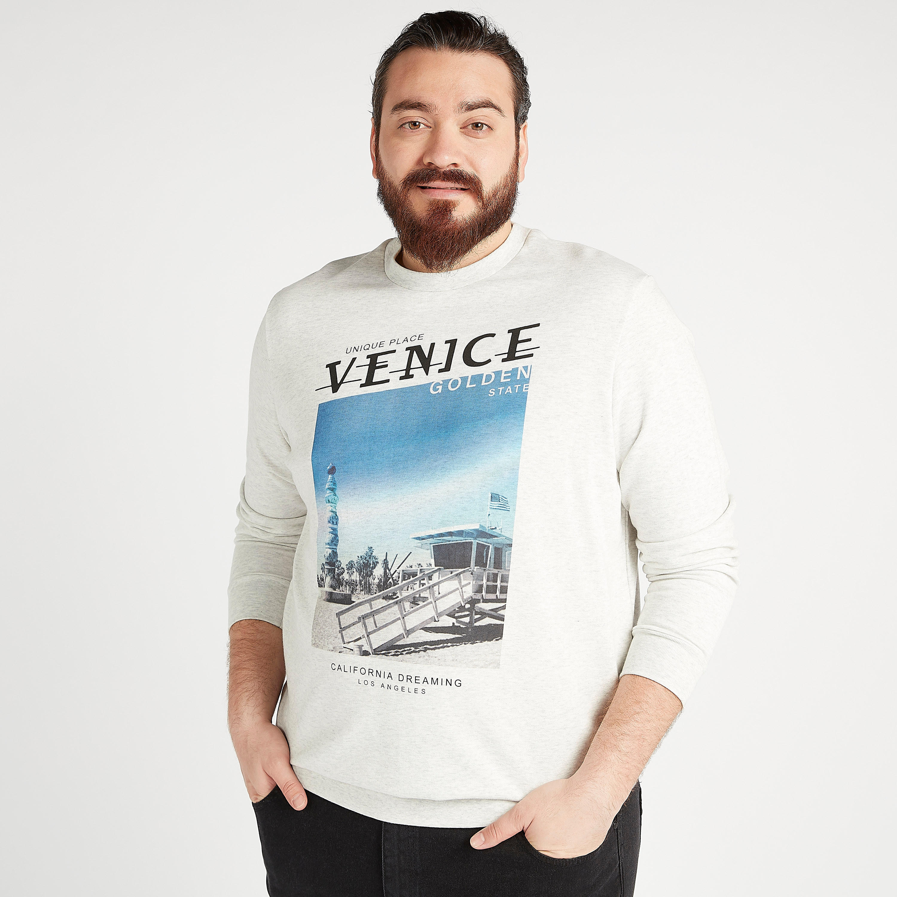سويت شيرت مستدام بياقة ضيّقة وأكمام طويلة وطبعات-men-winterwear-hoodiesandsweatshirts-image-3