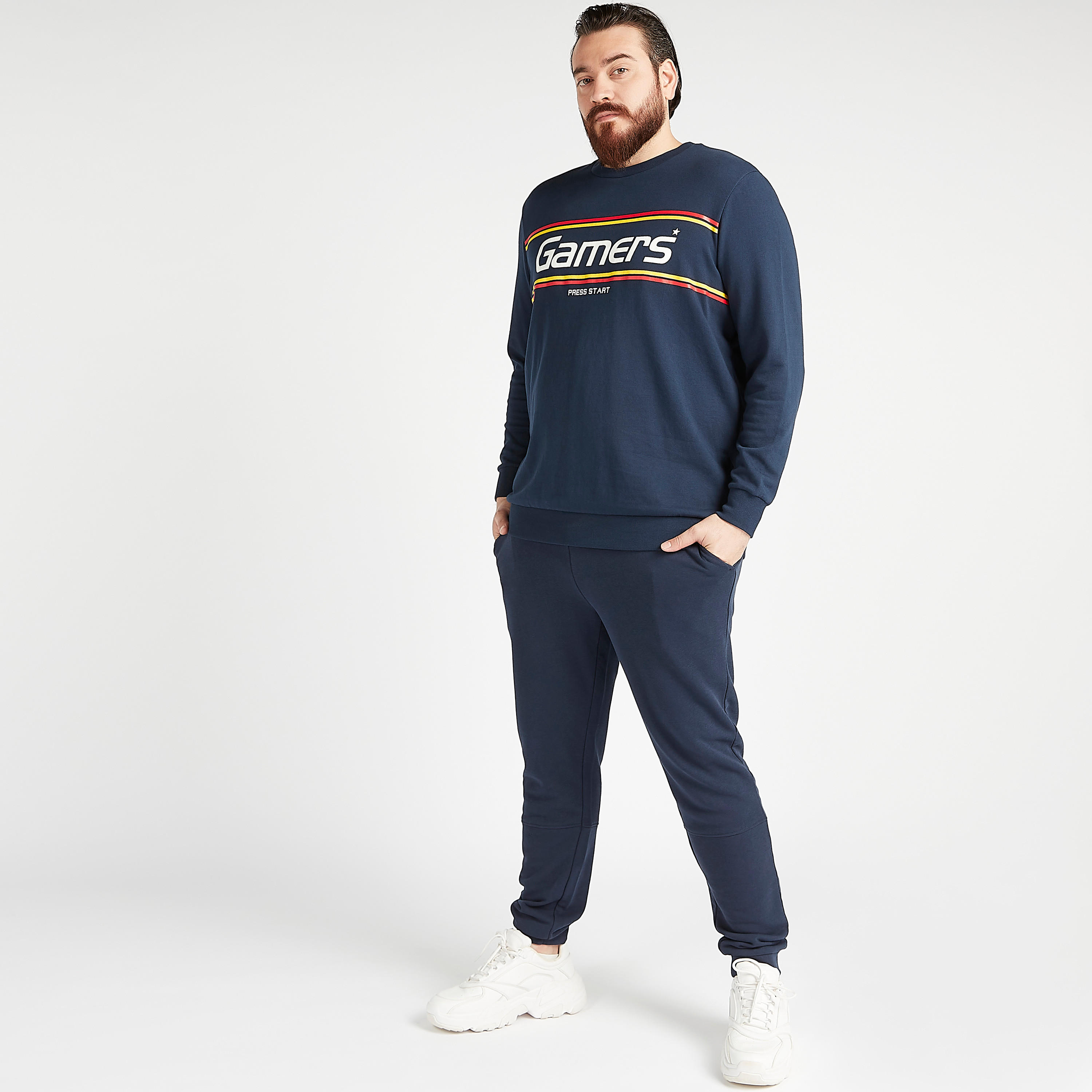 سويت شيرت مستدام بياقة ضيقة وأكمام طويلة وطبعات-men-winterwear-hoodiesandsweatshirts-image-2