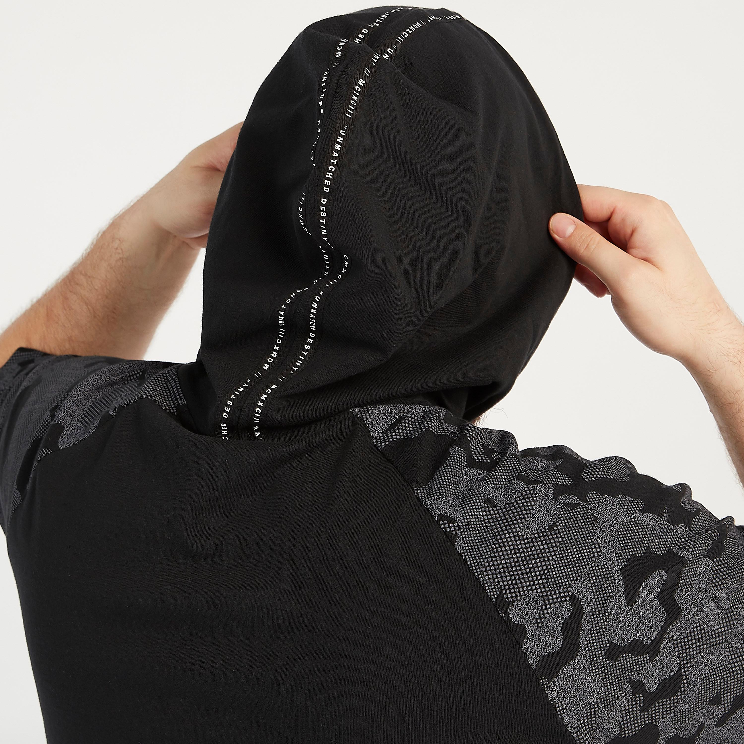 هودي مستدام بطبعات وأكمام قصيرة مغايرة-men-winterwear-hoodiesandsweatshirts-image-6