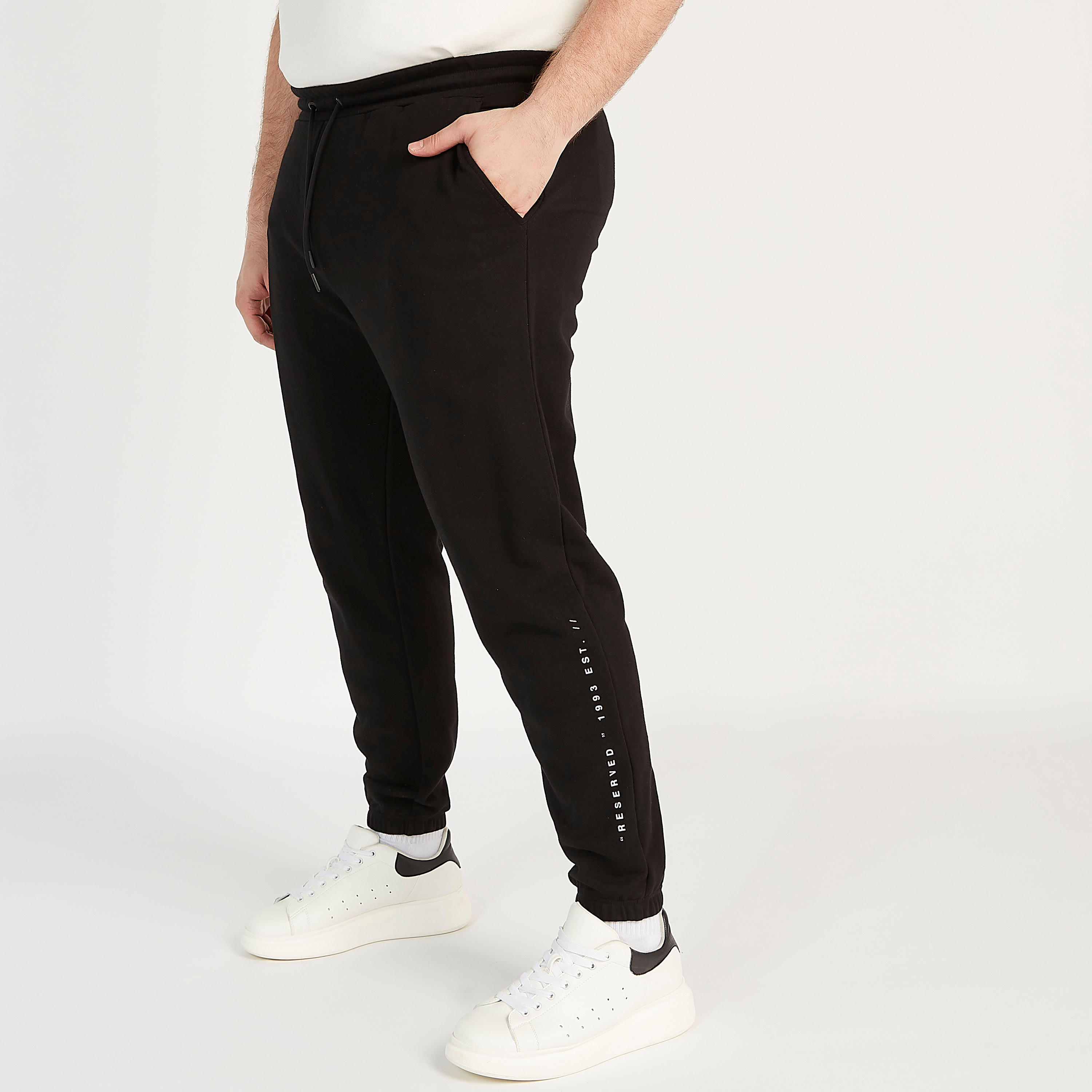 بنطلون رياضي مستدام برباط إغلاق وخصر متوسّط الارتفاع-men-clothing-bottoms-joggers-image-1