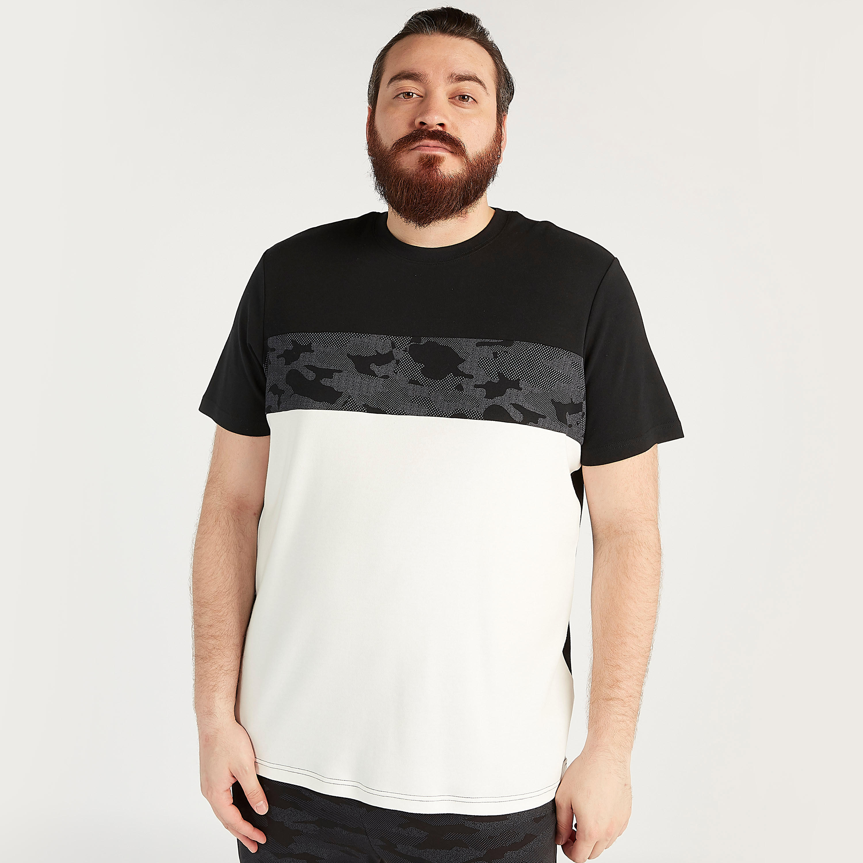 تيشيرت مستدام بتصاميم مغايرة وياقة ضيّقة وأكمام قصيرة-men-clothing-tshirtsandpolos-tshirts-image-1