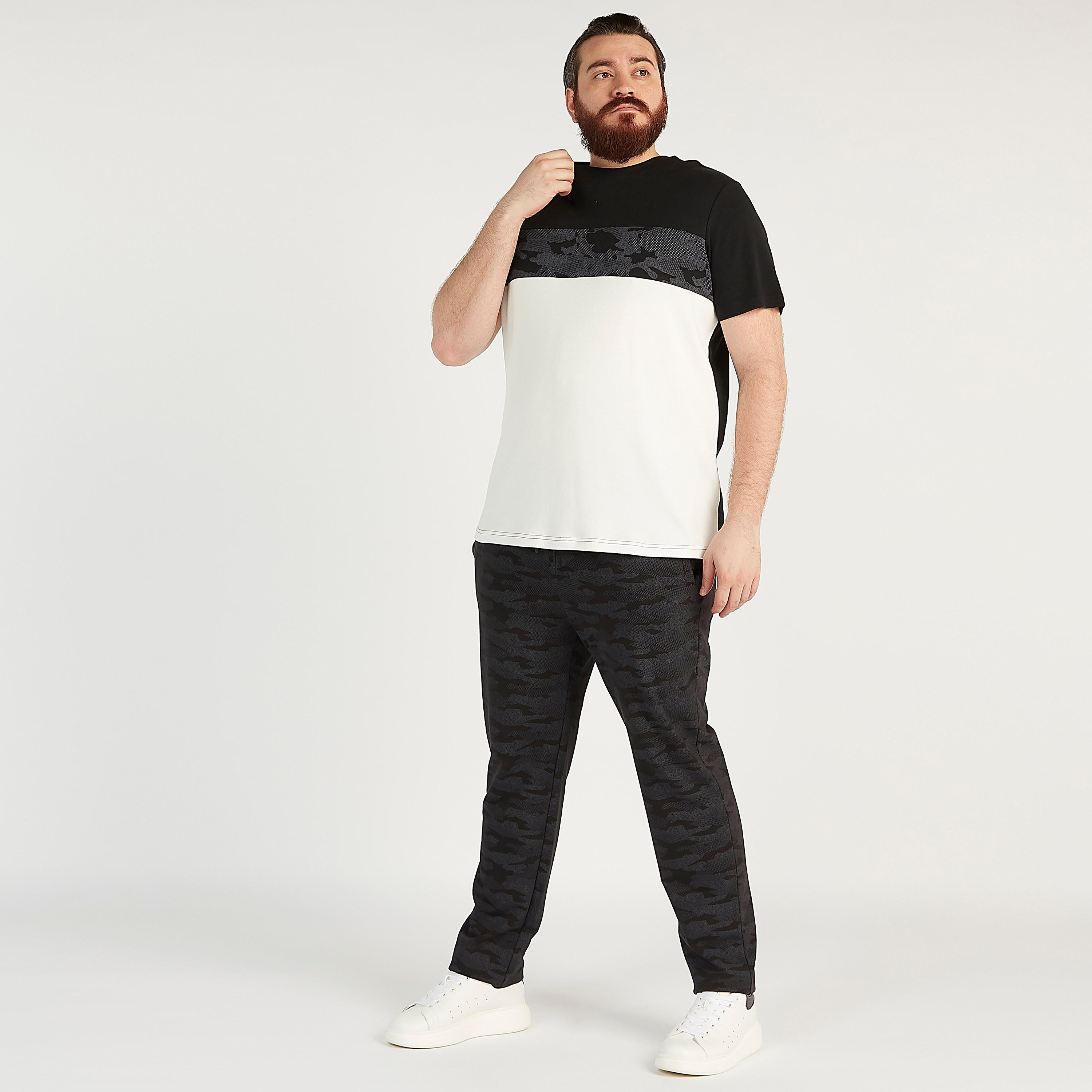 تيشيرت مستدام بتصاميم مغايرة وياقة ضيّقة وأكمام قصيرة-men-clothing-tshirtsandpolos-tshirts-image-2