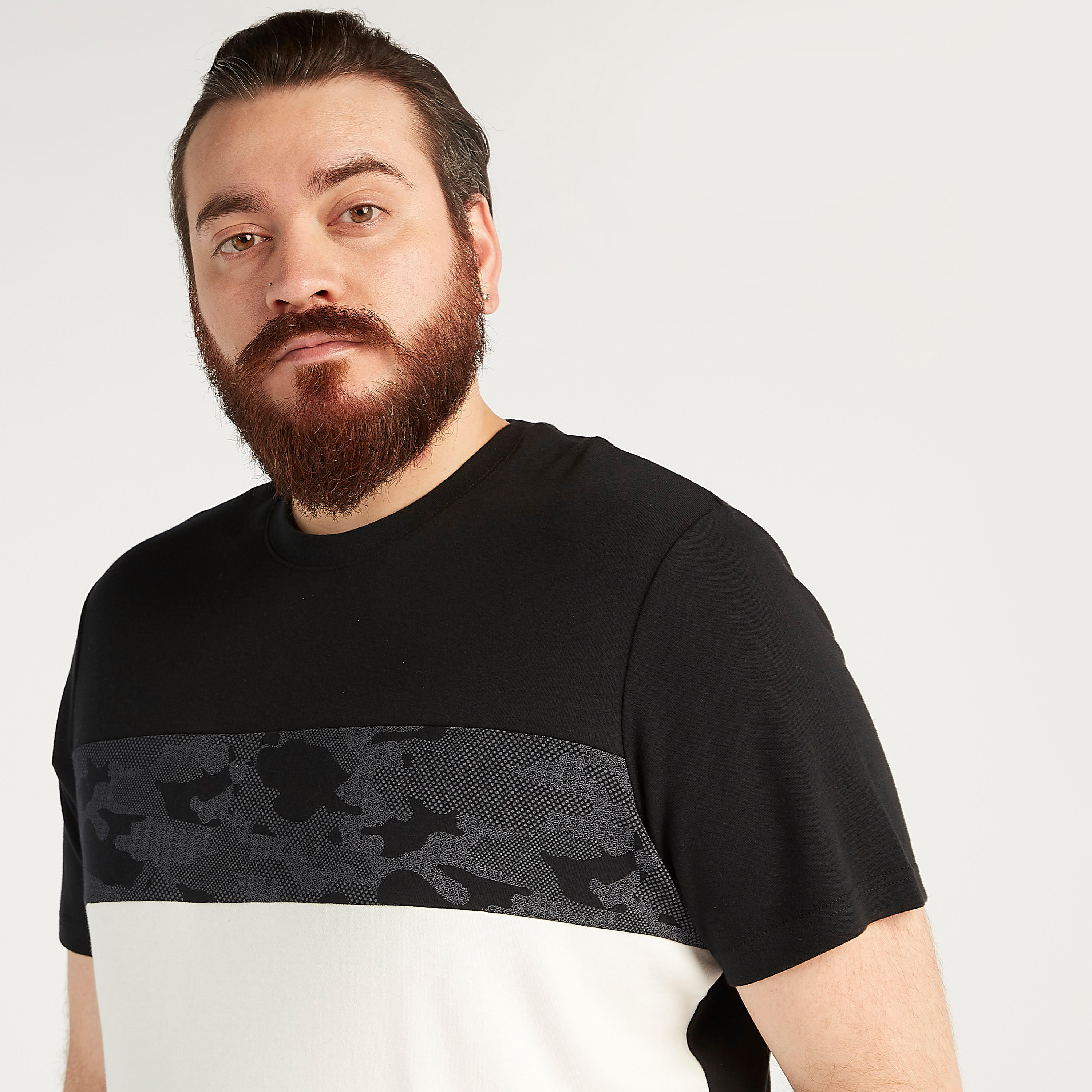 تيشيرت مستدام بتصاميم مغايرة وياقة ضيّقة وأكمام قصيرة-men-clothing-tshirtsandpolos-tshirts-image-3