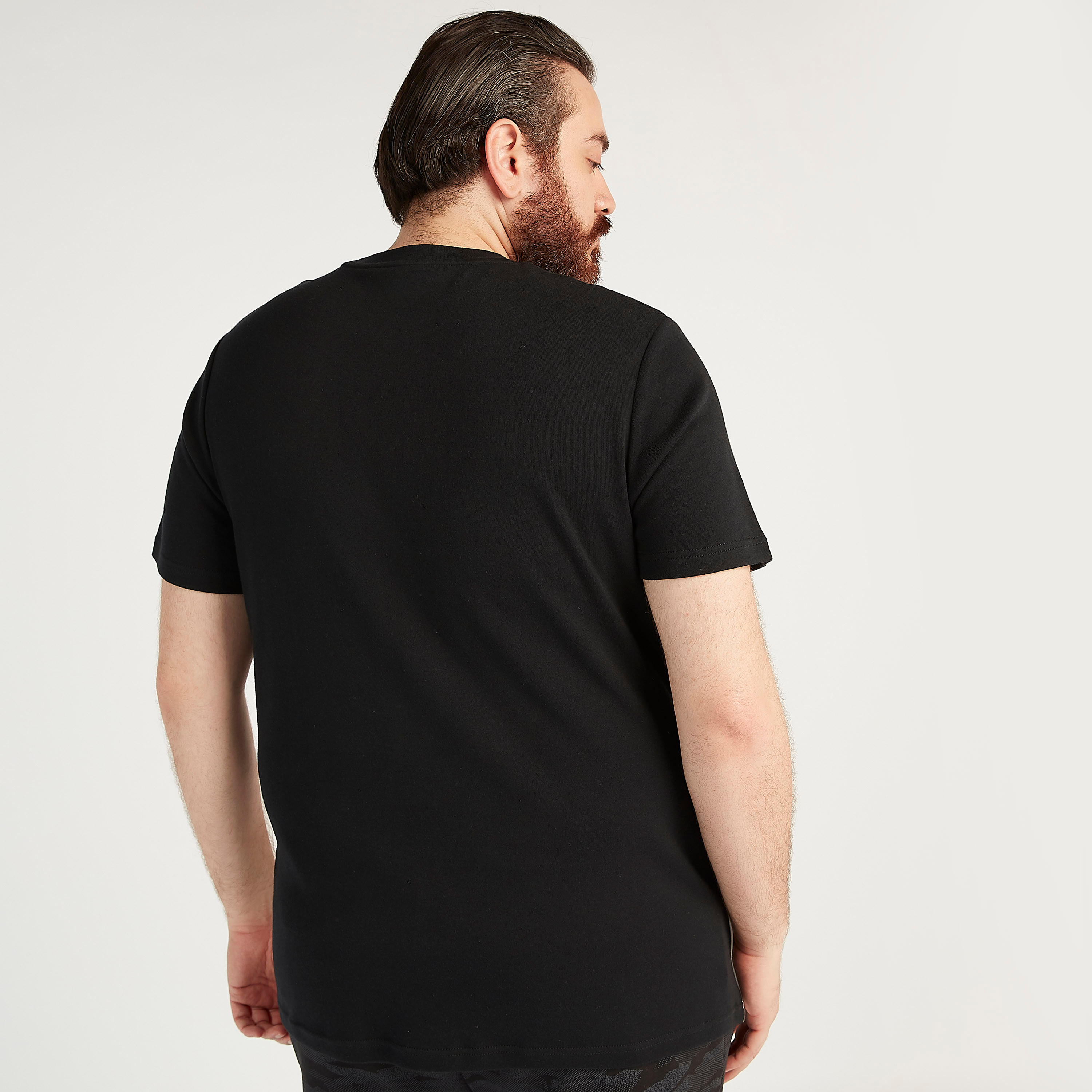 تيشيرت مستدام بتصاميم مغايرة وياقة ضيّقة وأكمام قصيرة-men-clothing-tshirtsandpolos-tshirts-image-4