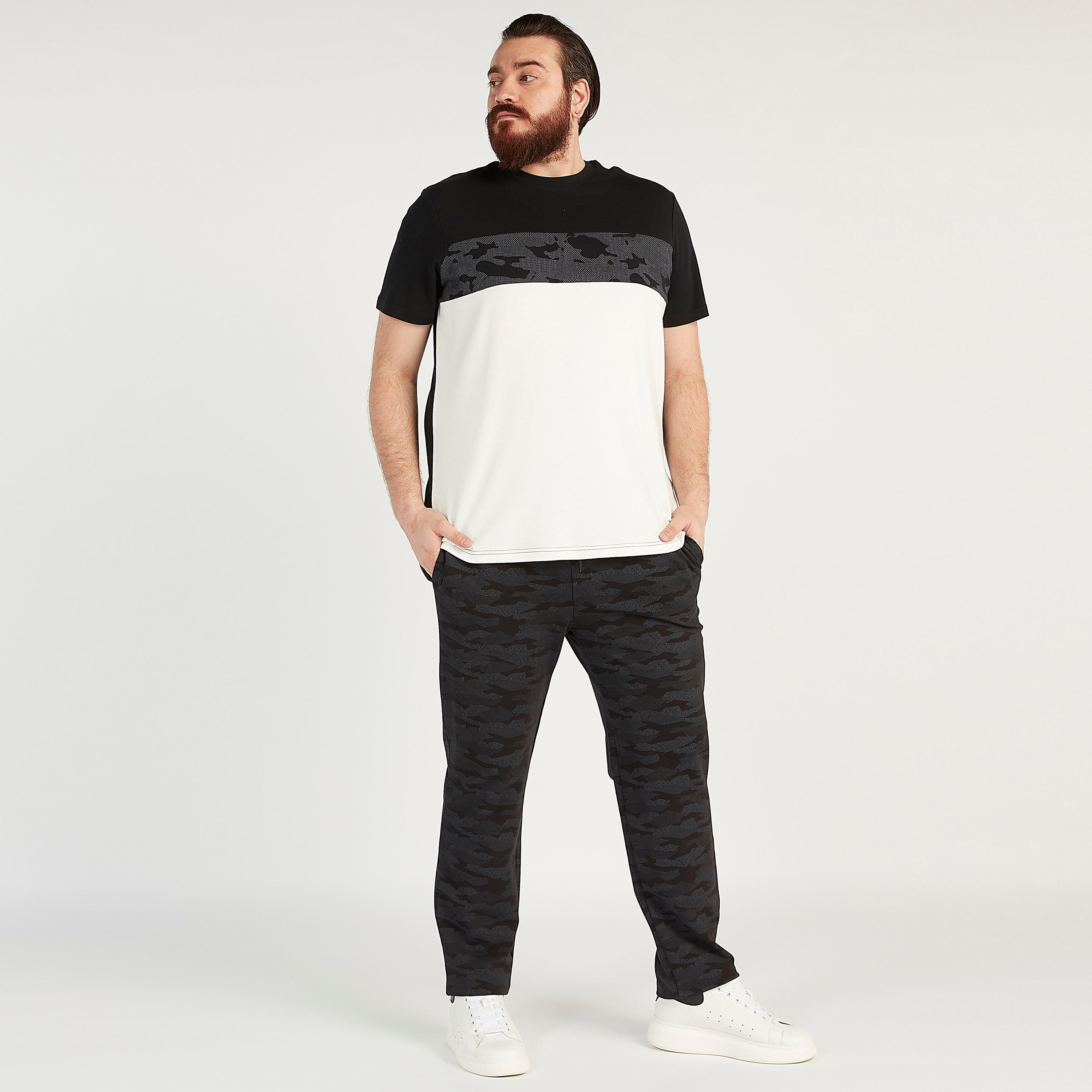 تيشيرت مستدام بتصاميم مغايرة وياقة ضيّقة وأكمام قصيرة-men-clothing-tshirtsandpolos-tshirts-image-5