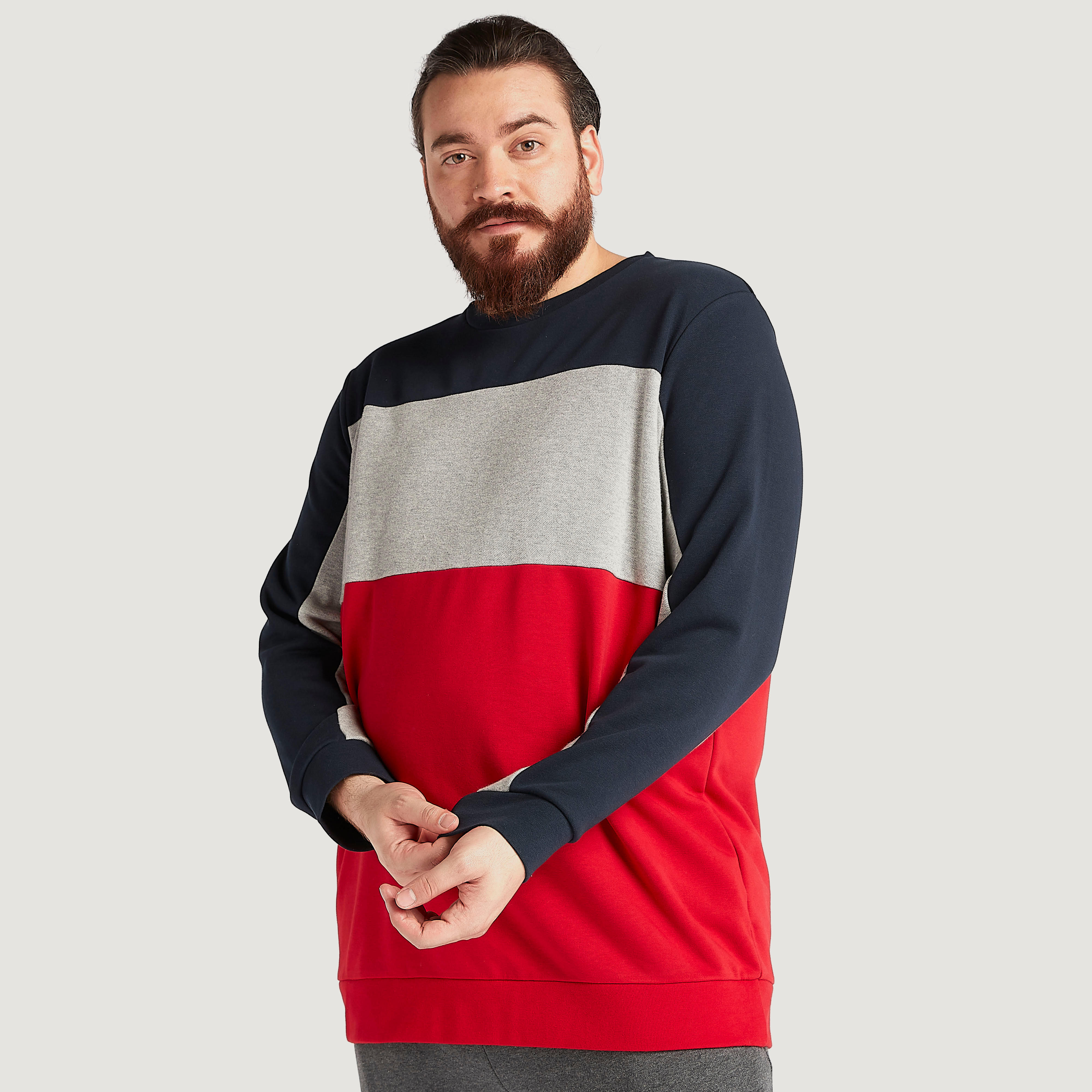 سويت شيرت بتصاميم مغايرة وأكمام طويلة وياقة ضيّقة-men-winterwear-hoodiesandsweatshirts-image-1